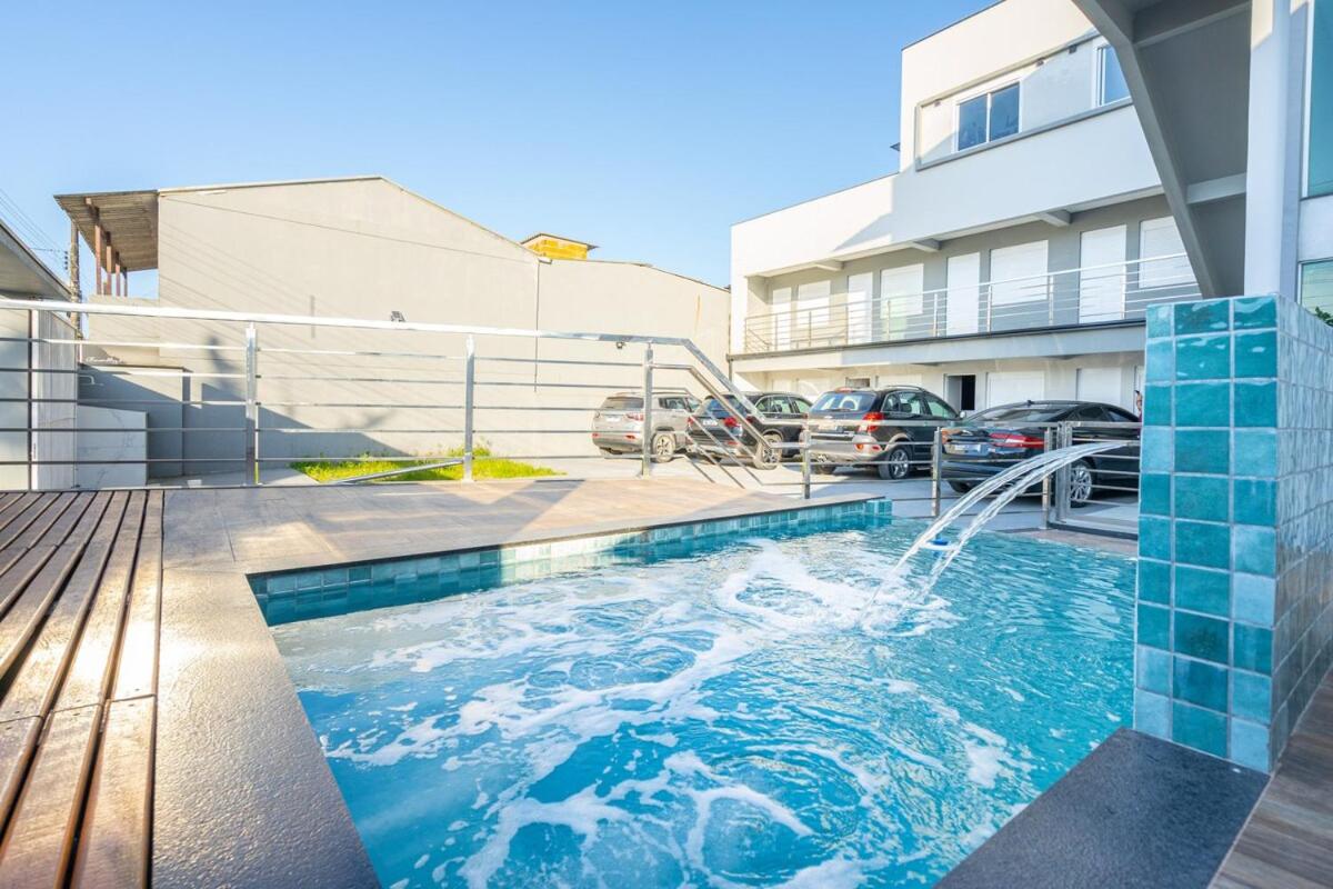 Studio A 350m PRAIA com Garagem privativa Cozinha funcional Ar Condicionado, Wi Fi, Localização estratégica, Centro da cidade, perto de tudo Reserve agora 