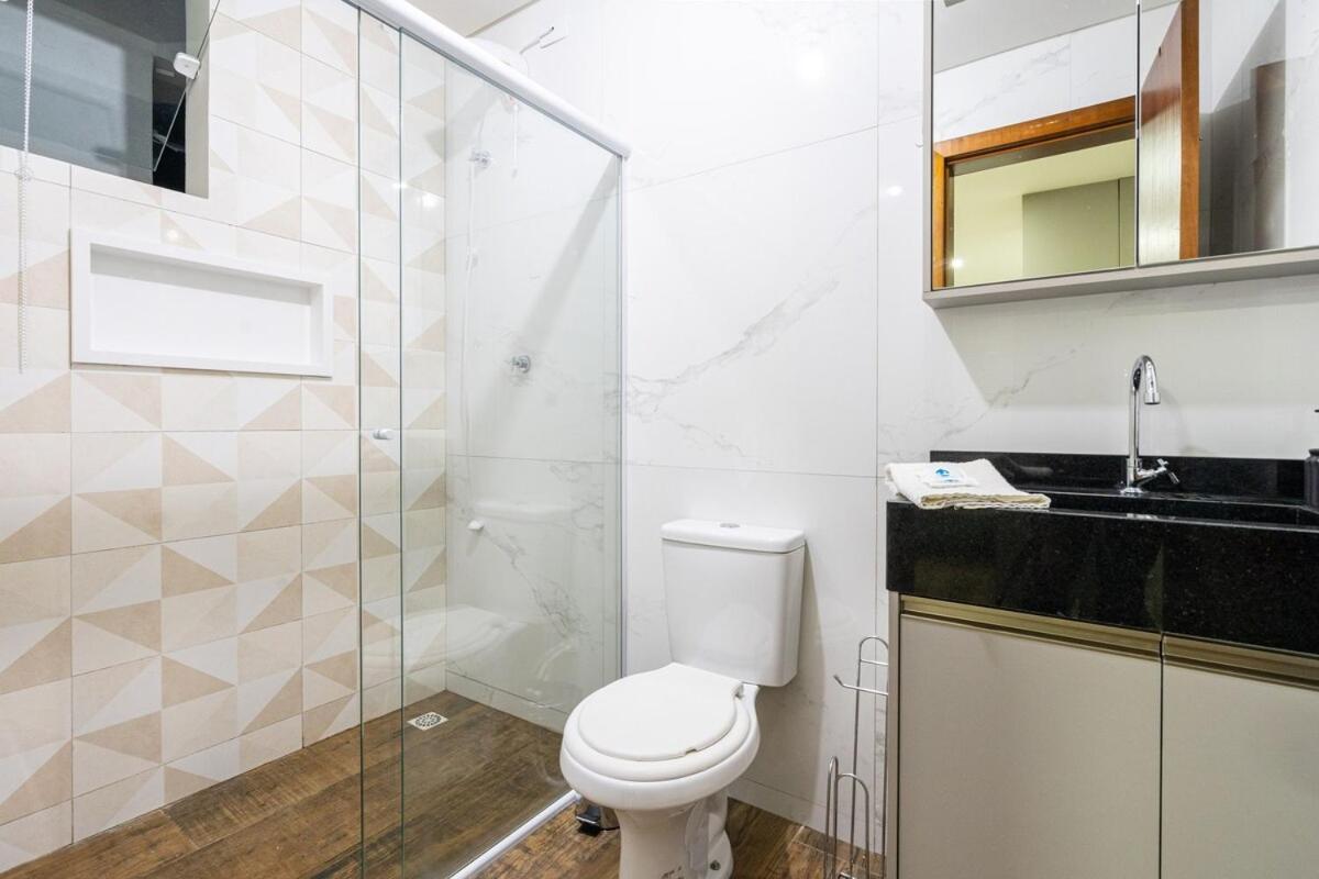 Studio A 350m PRAIA com Garagem privativa Cozinha funcional Ar Condicionado, Wi Fi, Localização estratégica, Centro da cidade, perto de tudo Reserve agora 