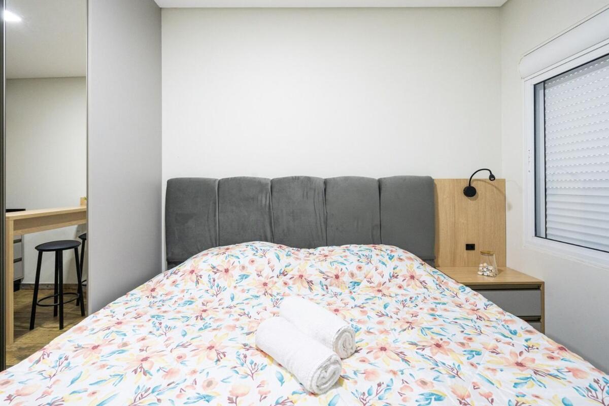 Studio A 350m PRAIA com Garagem privativa Cozinha funcional Ar Condicionado, Wi Fi, Localização estratégica, Centro da cidade, perto de tudo Reserve agora 