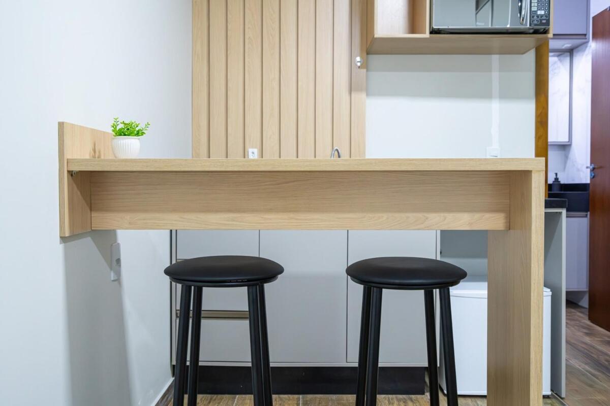 Studio A 350m PRAIA com Garagem privativa Cozinha funcional Ar Condicionado, Wi Fi, Localização estratégica, Centro da cidade, perto de tudo Reserve agora 