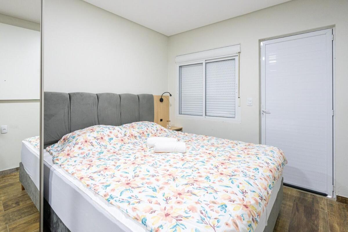 Studio A 350m PRAIA com Garagem privativa Cozinha funcional Ar Condicionado, Wi Fi, Localização estratégica, Centro da cidade, perto de tudo Reserve agora 