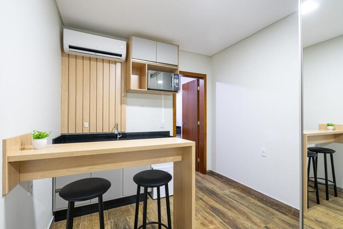 Studio A 350m PRAIA com Garagem privativa Cozinha funcional Ar Condicionado, Wi Fi, Localização estratégica, Centro da cidade, perto de tudo Reserve agora 