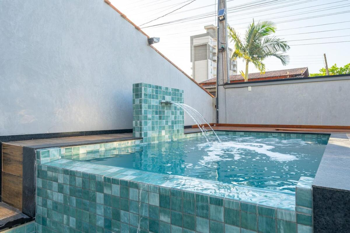 Studio A 350m PRAIA com Garagem privativa Cozinha funcional Ar Condicionado, Wi Fi, Localização estratégica, Centro da cidade, perto de tudo Reserve agora 