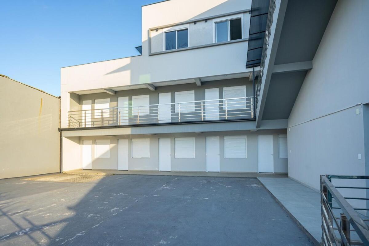 Studio A 350m PRAIA com Garagem privativa Cozinha funcional Ar Condicionado, Wi Fi, Localização estratégica, Centro da cidade, perto de tudo Reserve agora 