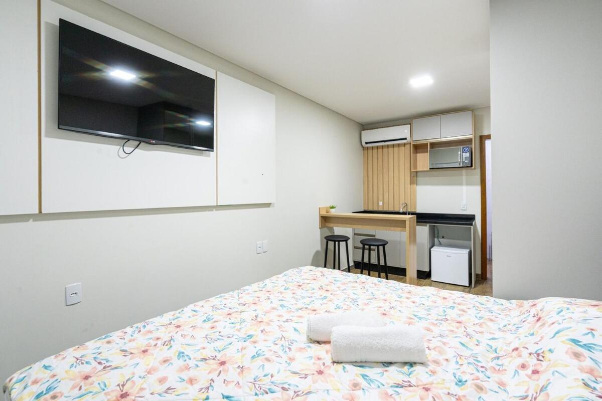 Studio A 350m PRAIA com Garagem privativa Cozinha funcional Ar Condicionado, Wi Fi, Localização estratégica, Centro da cidade, perto de tudo Reserve agora 