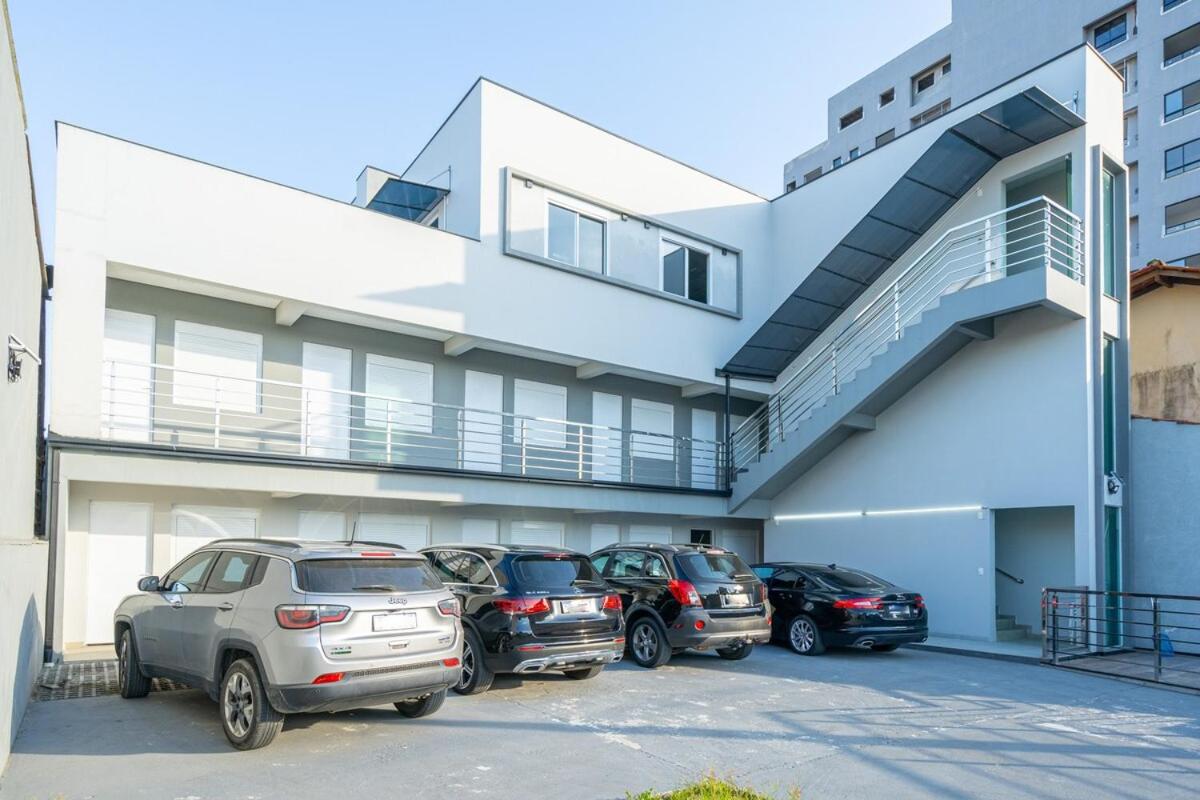 Studio A 350m PRAIA com Garagem privativa Cozinha funcional Ar Condicionado, Wi Fi, Localização estratégica, Centro da cidade, perto de tudo Reserve agora 