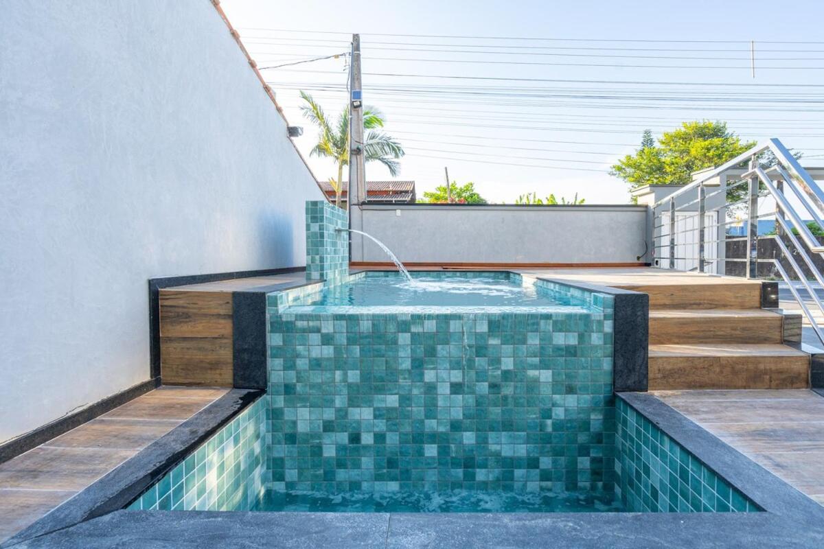 Studio A 350m PRAIA com Garagem privativa Cozinha funcional Ar Condicionado, Wi Fi, Localização estratégica, Centro da cidade, perto de tudo Reserve agora 