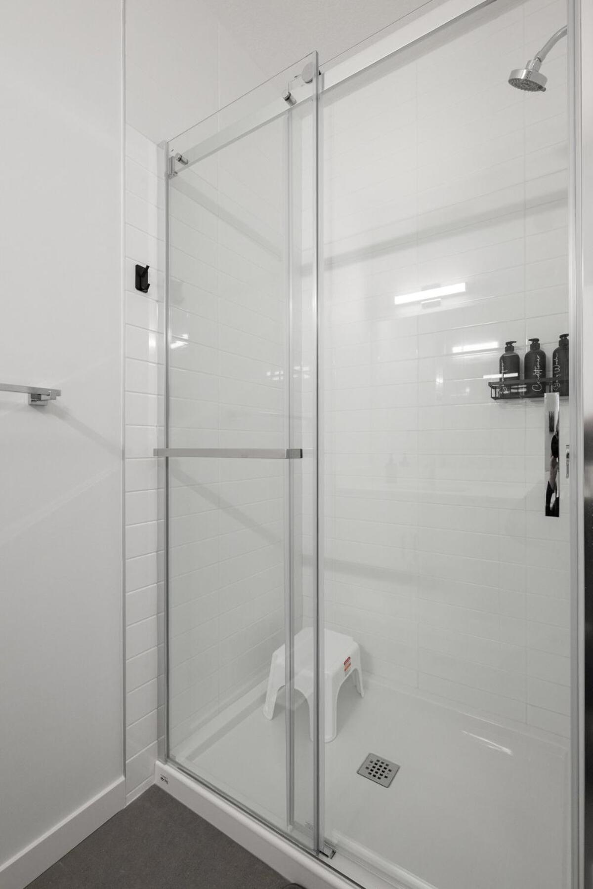 Luxury 3 Bedrooms Spacious Townhome, 2 Car Garage, Sleeps 8, Heater & AC, King Bed, Easy Ski Access, Next to WinSport, 10km from Calgary Downtown, Near Ban