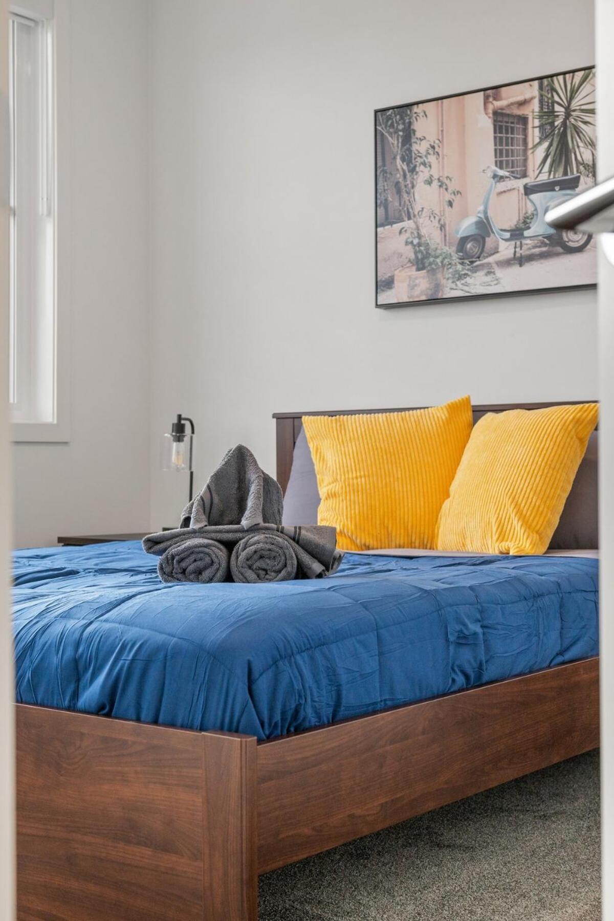 Luxury 3 Bedrooms Spacious Townhome, 2 Car Garage, Sleeps 8, Heater & AC, King Bed, Easy Ski Access, Next to WinSport, 10km from Calgary Downtown, Near Ban