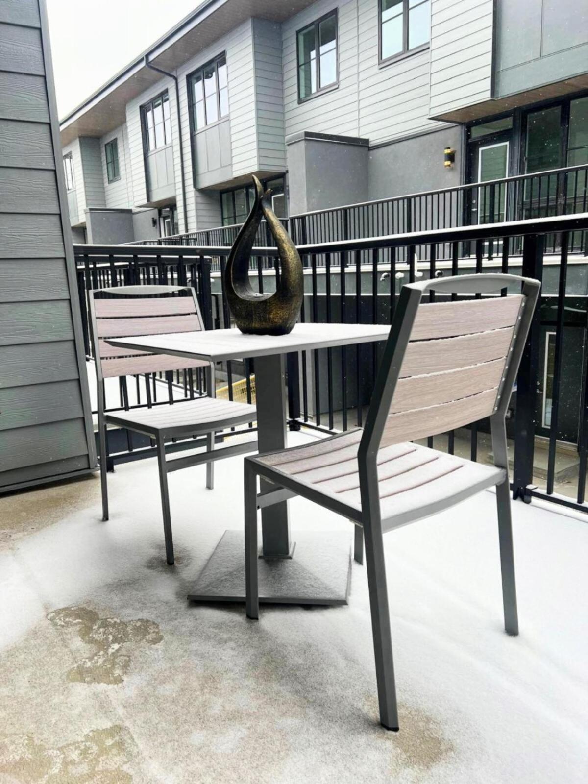 Luxury 3 Bedrooms Spacious Townhome, 2 Car Garage, Sleeps 8, Heater & AC, King Bed, Easy Ski Access, Next to WinSport, 10km from Calgary Downtown, Near Ban