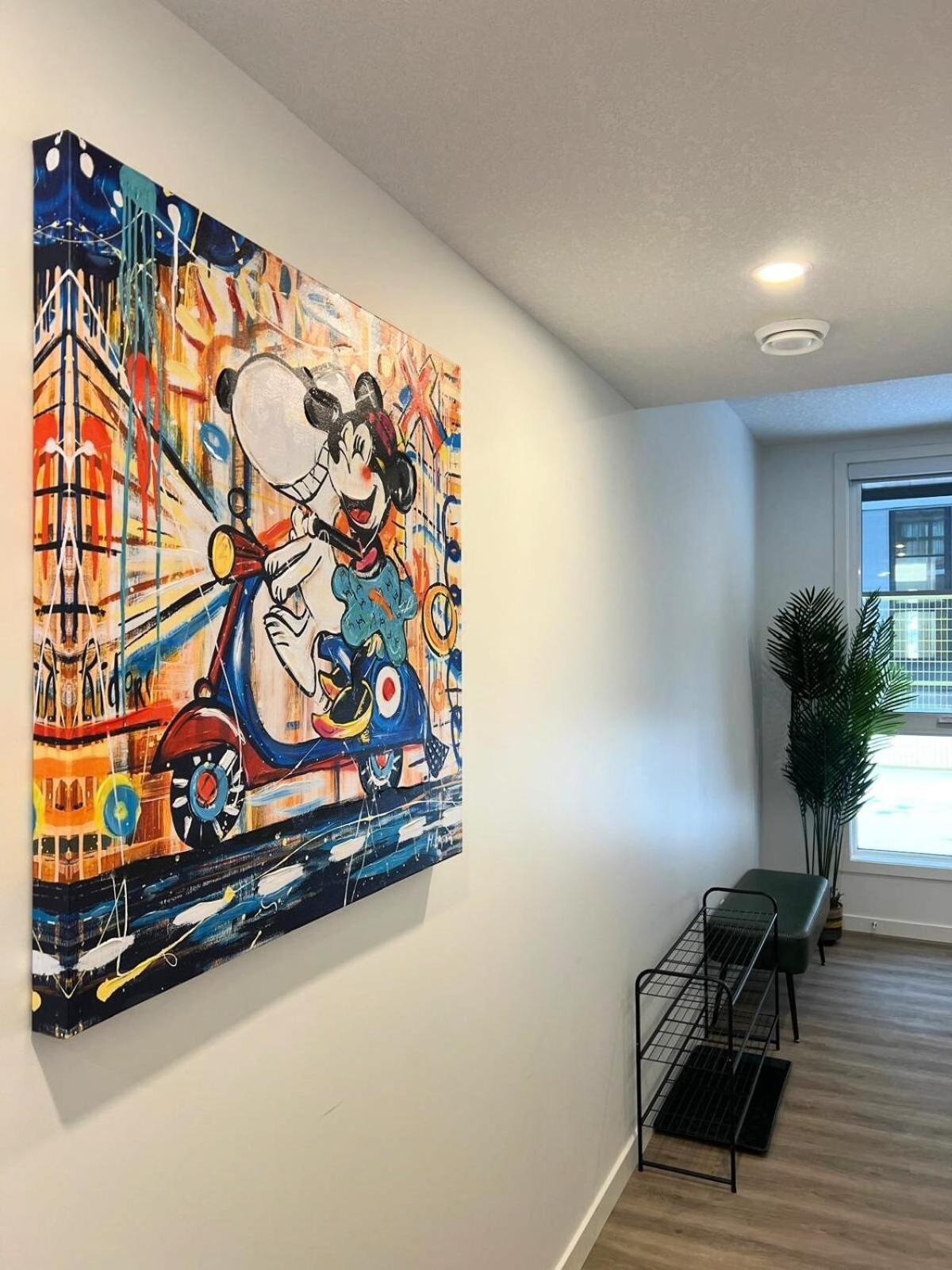 Luxury 3 Bedrooms Spacious Townhome, 2 Car Garage, Sleeps 8, Heater & AC, King Bed, Easy Ski Access, Next to WinSport, 10km from Calgary Downtown, Near Ban
