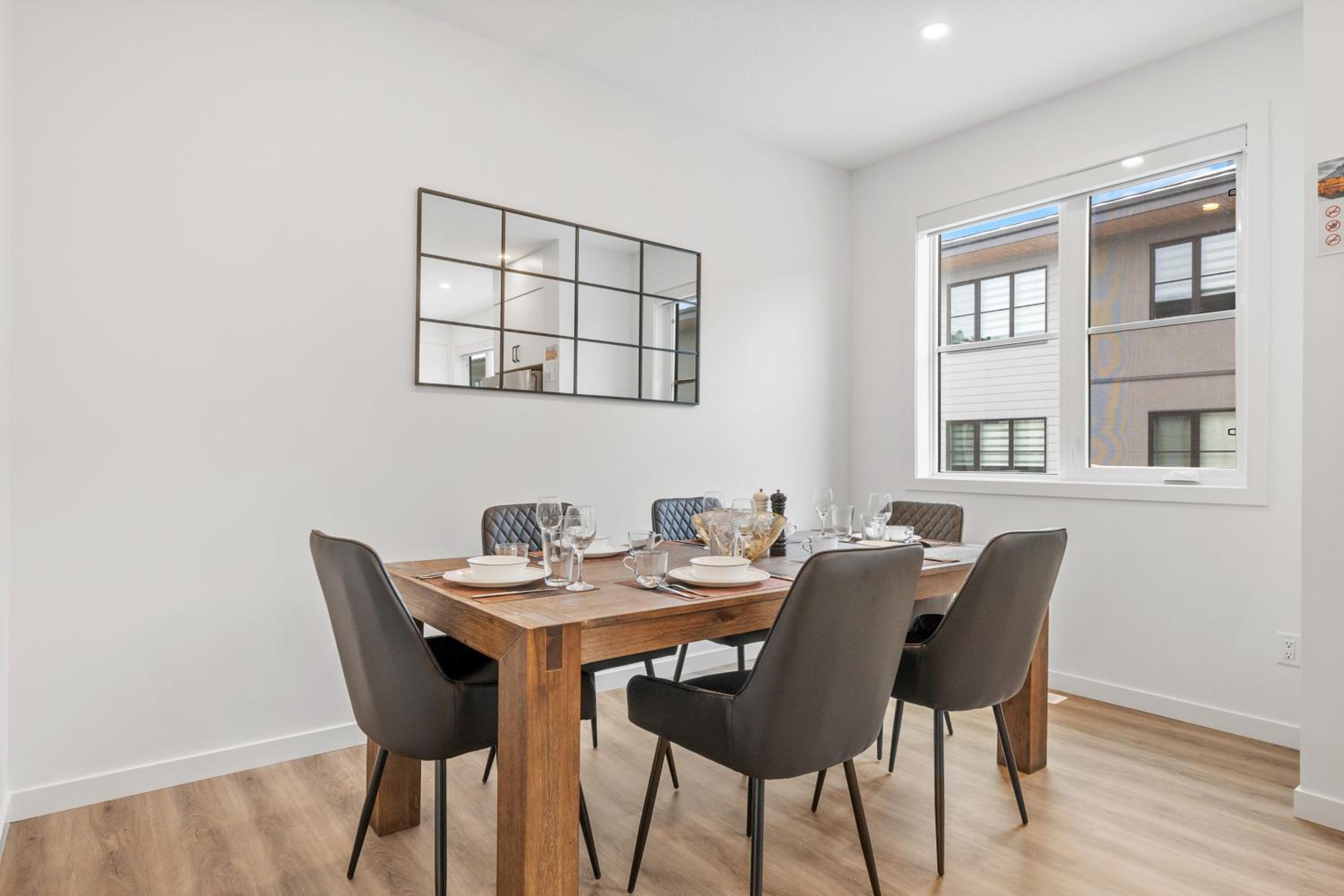 Luxury 3 Bedrooms Spacious Townhome, 2 Car Garage, Sleeps 8, Heater & AC, King Bed, Easy Ski Access, Next to WinSport, 10km from Calgary Downtown, Near Ban