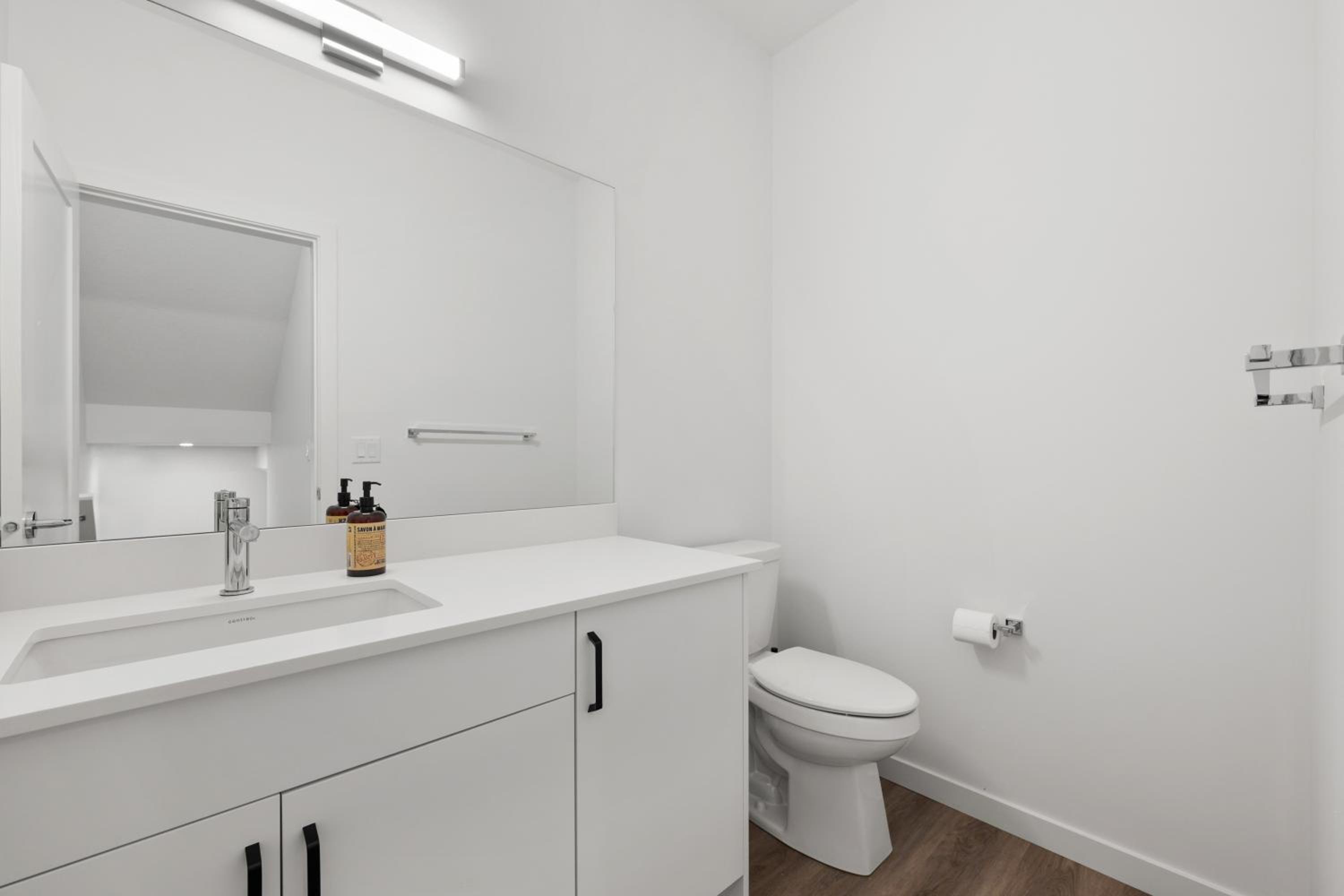 Luxury 3 Bedrooms Spacious Townhome, 2 Car Garage, Sleeps 8, Heater & AC, King Bed, Easy Ski Access, Next to WinSport, 10km from Calgary Downtown, Near Ban