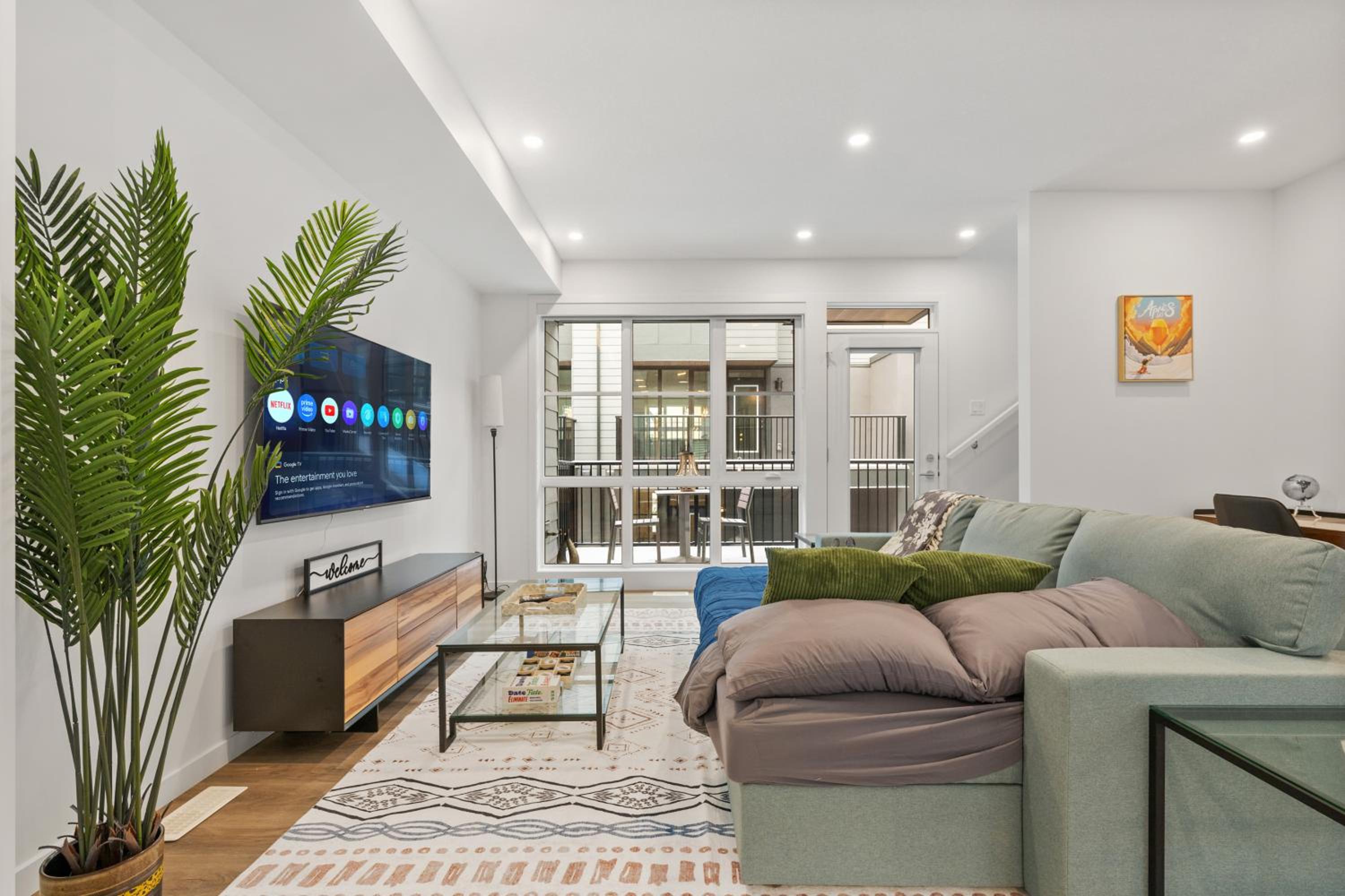 Luxury 3 Bedrooms Spacious Townhome, 2 Car Garage, Sleeps 8, Heater & AC, King Bed, Easy Ski Access, Next to WinSport, 10km from Calgary Downtown, Near Ban