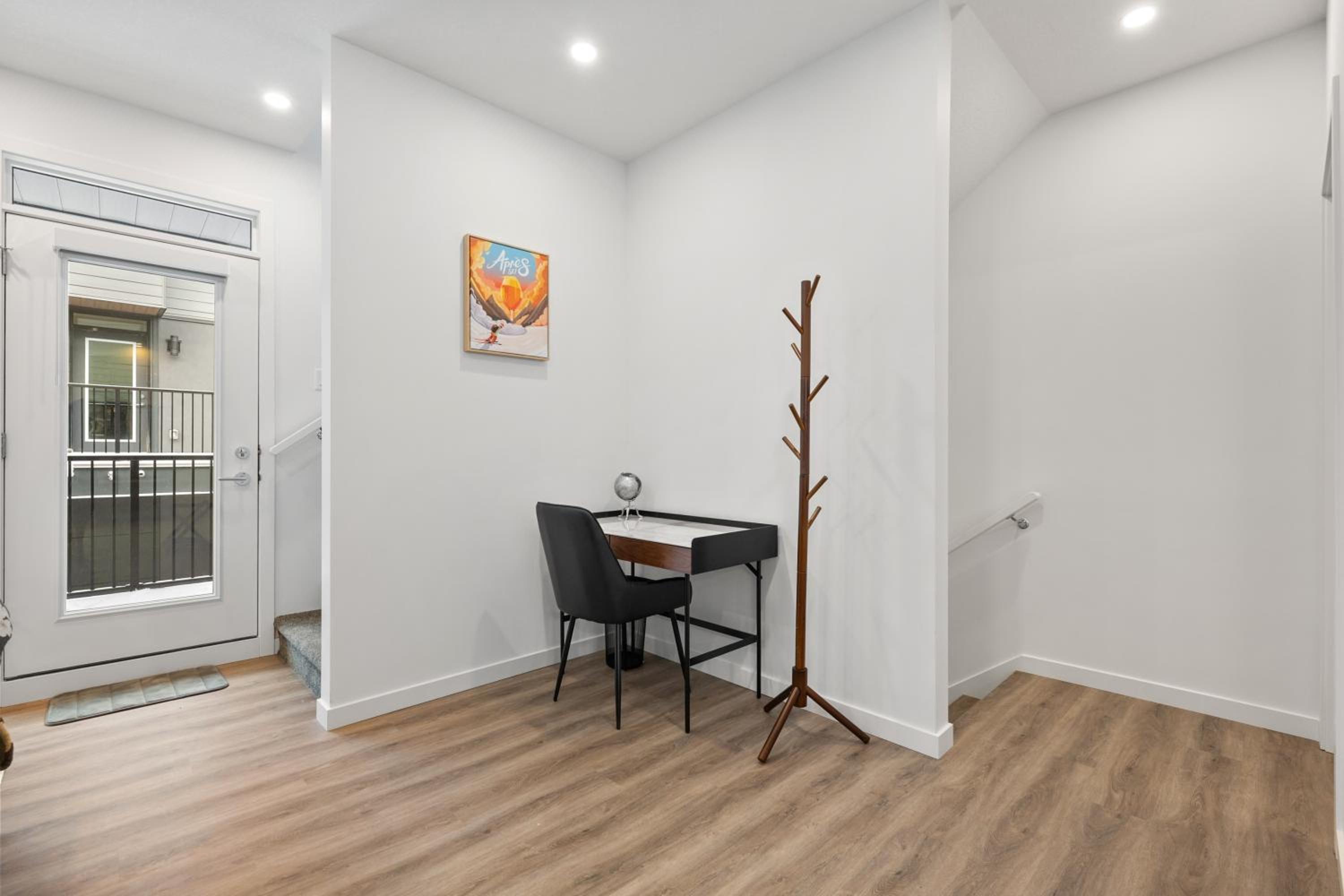 Luxury 3 Bedrooms Spacious Townhome, 2 Car Garage, Sleeps 8, Heater & AC, King Bed, Easy Ski Access, Next to WinSport, 10km from Calgary Downtown, Near Ban