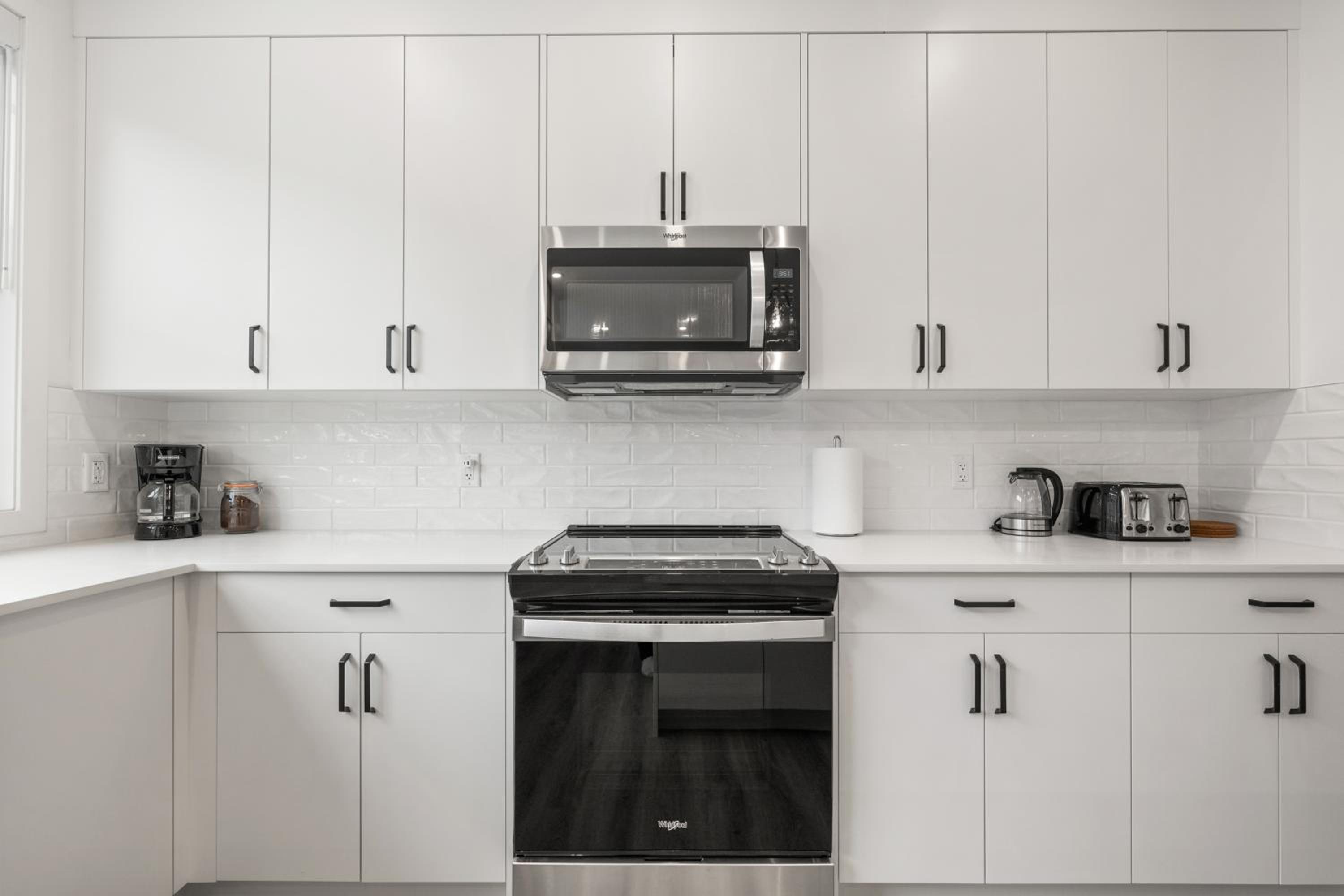 Luxury 3 Bedrooms Spacious Townhome, 2 Car Garage, Sleeps 8, Heater & AC, King Bed, Easy Ski Access, Next to WinSport, 10km from Calgary Downtown, Near Ban