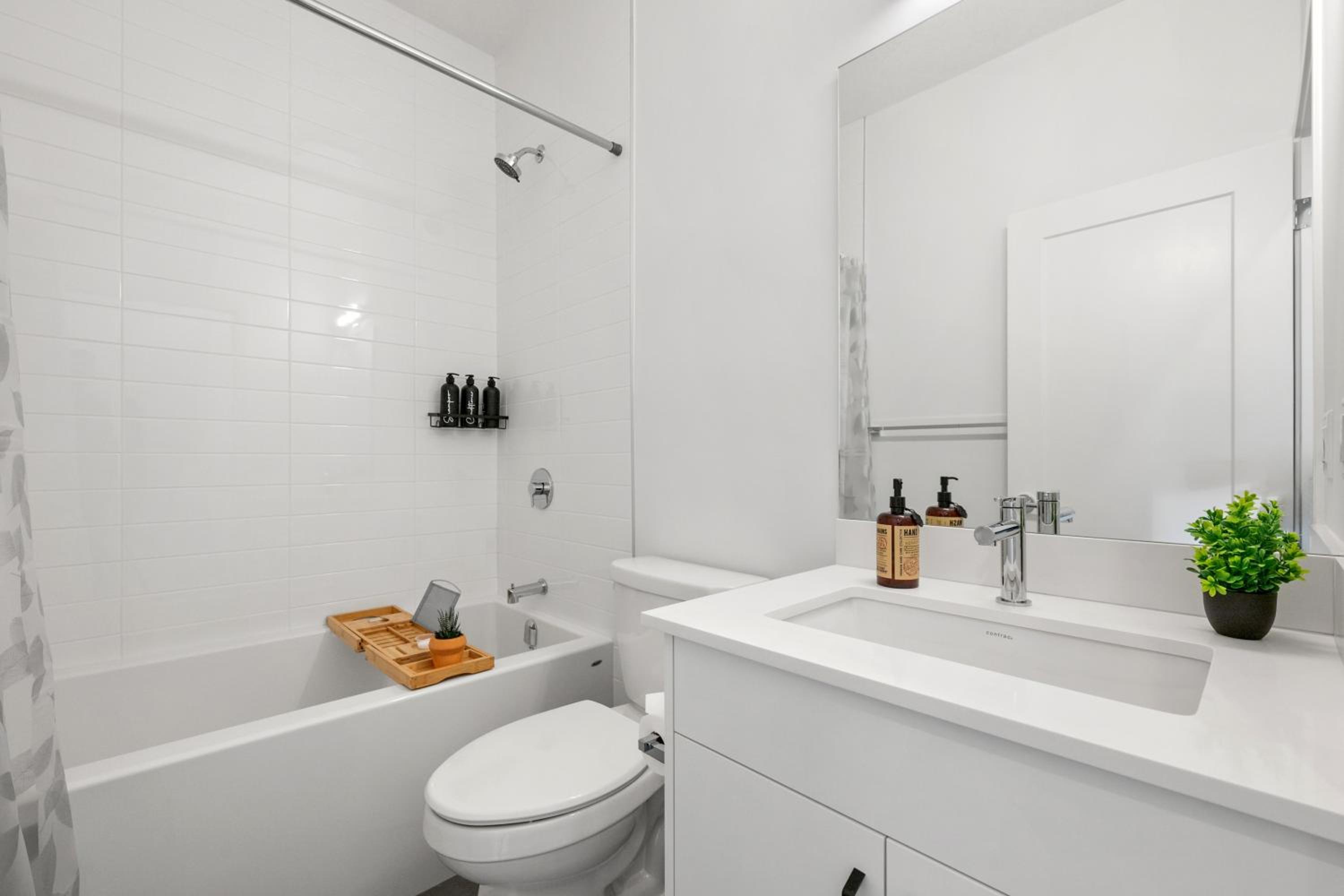 Luxury 3 Bedrooms Spacious Townhome, 2 Car Garage, Sleeps 8, Heater & AC, King Bed, Easy Ski Access, Next to WinSport, 10km from Calgary Downtown, Near Ban