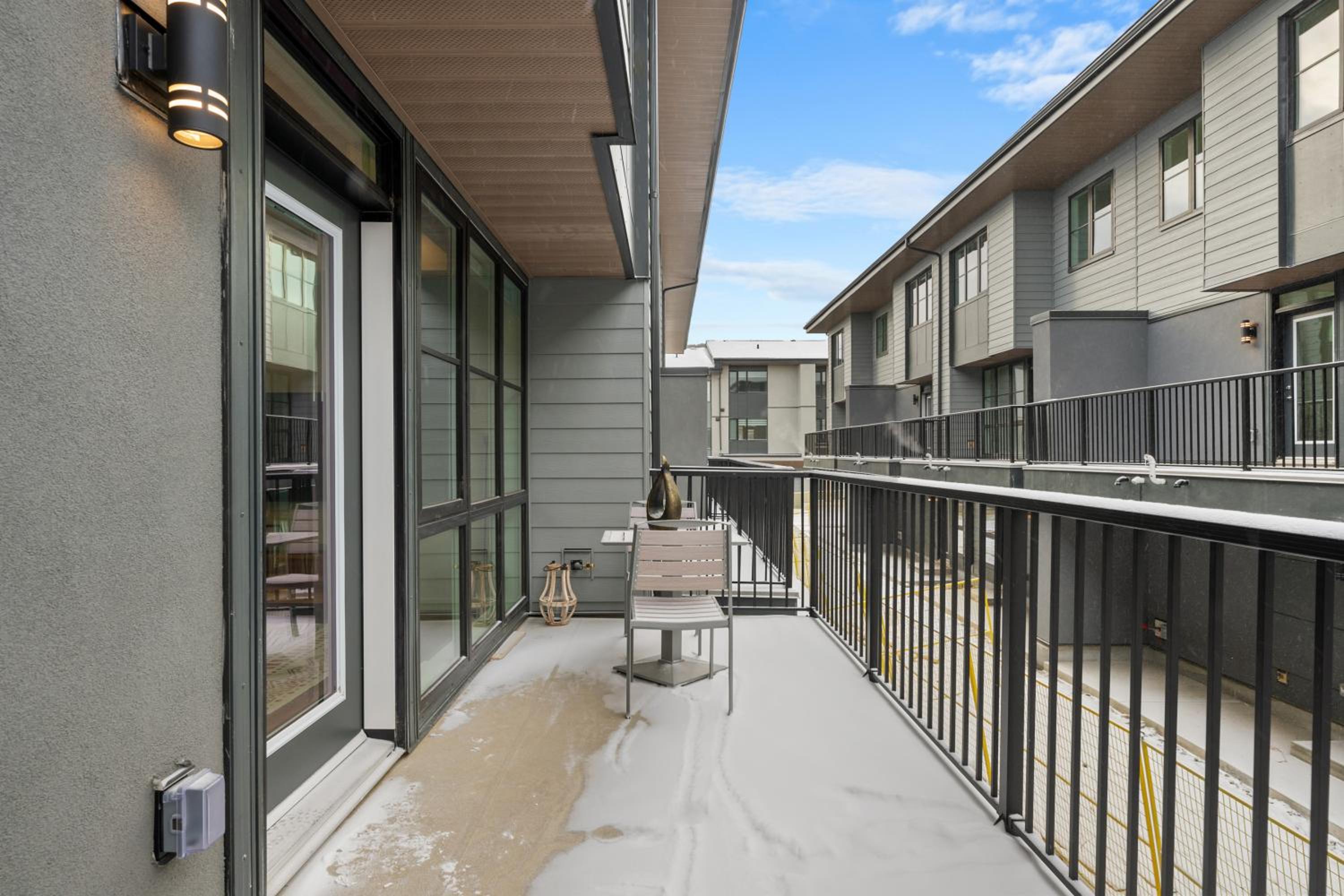 Luxury 3 Bedrooms Spacious Townhome, 2 Car Garage, Sleeps 8, Heater & AC, King Bed, Easy Ski Access, Next to WinSport, 10km from Calgary Downtown, Near Ban