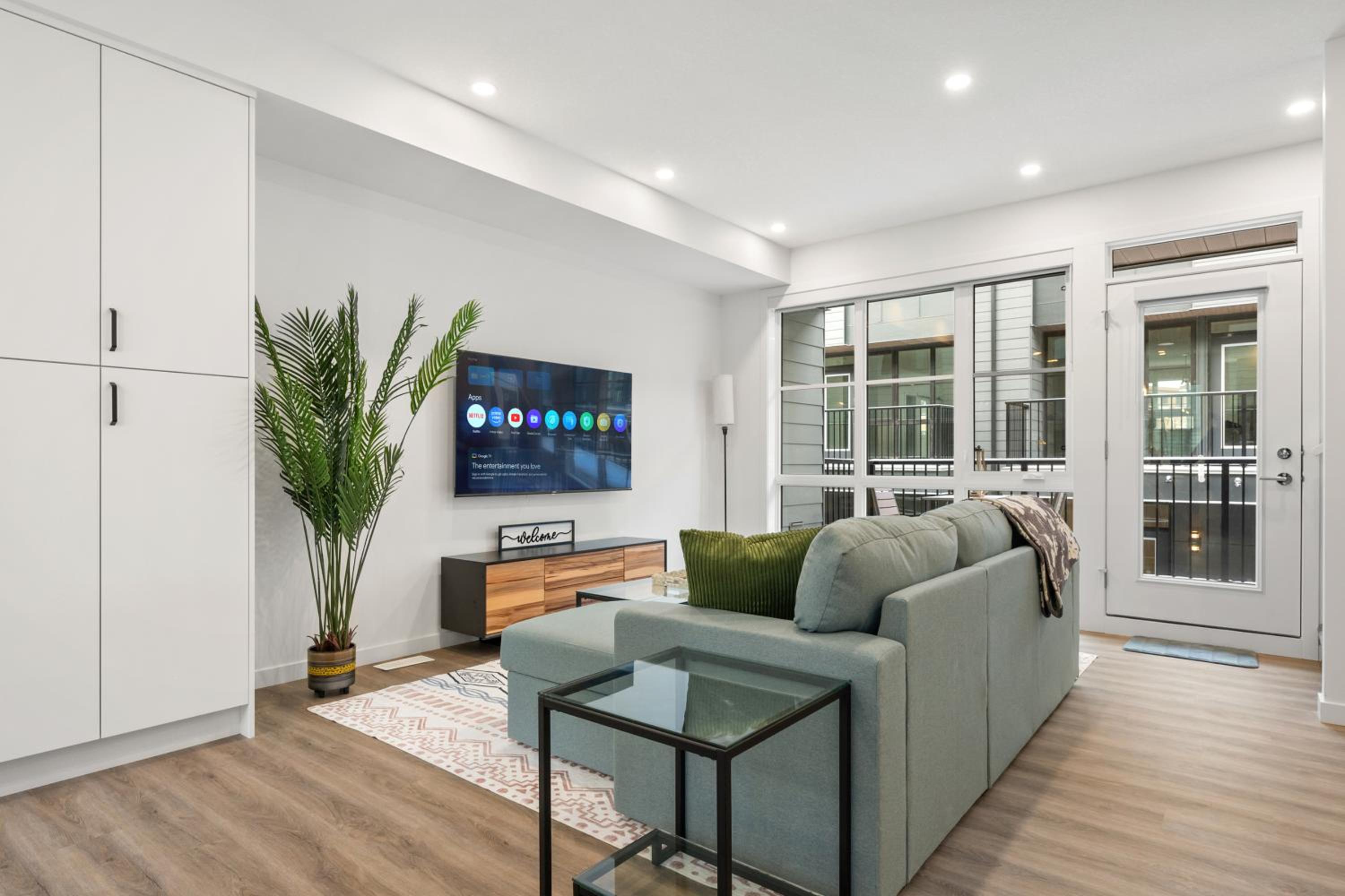 Luxury 3 Bedrooms Spacious Townhome, 2 Car Garage, Sleeps 8, Heater & AC, King Bed, Easy Ski Access, Next to WinSport, 10km from Calgary Downtown, Near Ban