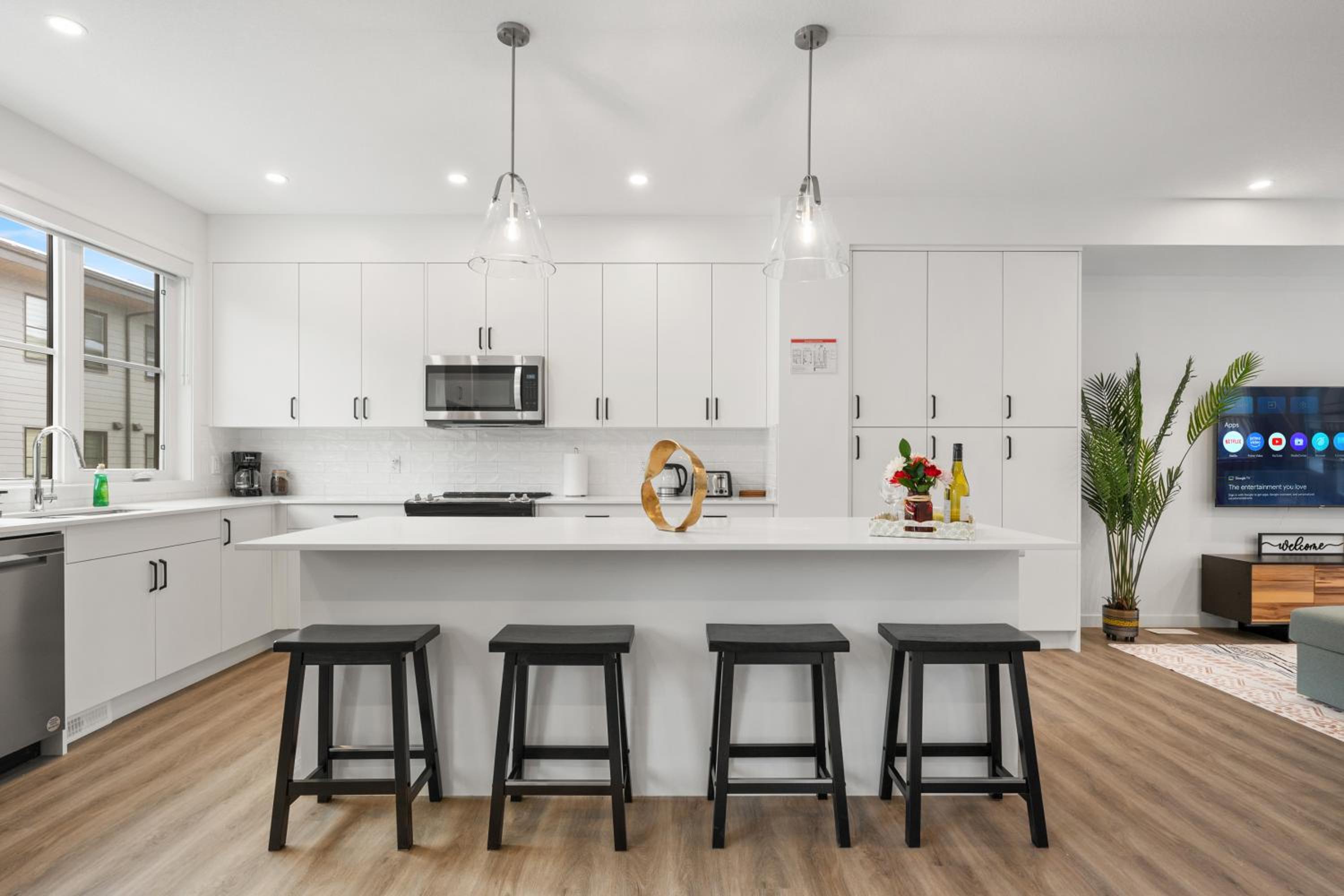 Luxury 3 Bedrooms Spacious Townhome, 2 Car Garage, Sleeps 8, Heater & AC, King Bed, Easy Ski Access, Next to WinSport, 10km from Calgary Downtown, Near Ban