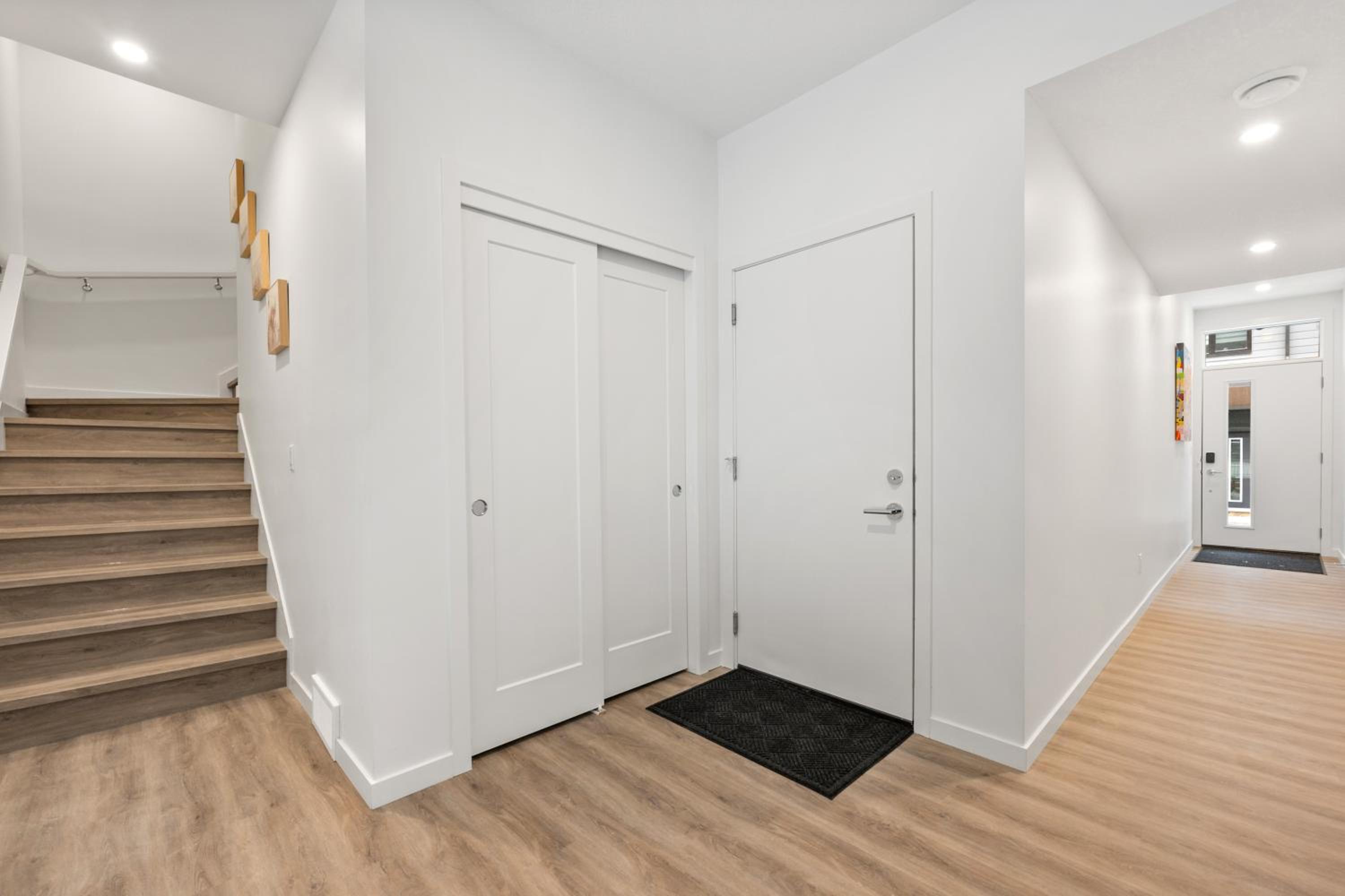 Luxury 3 Bedrooms Spacious Townhome, 2 Car Garage, Sleeps 8, Heater & AC, King Bed, Easy Ski Access, Next to WinSport, 10km from Calgary Downtown, Near Ban