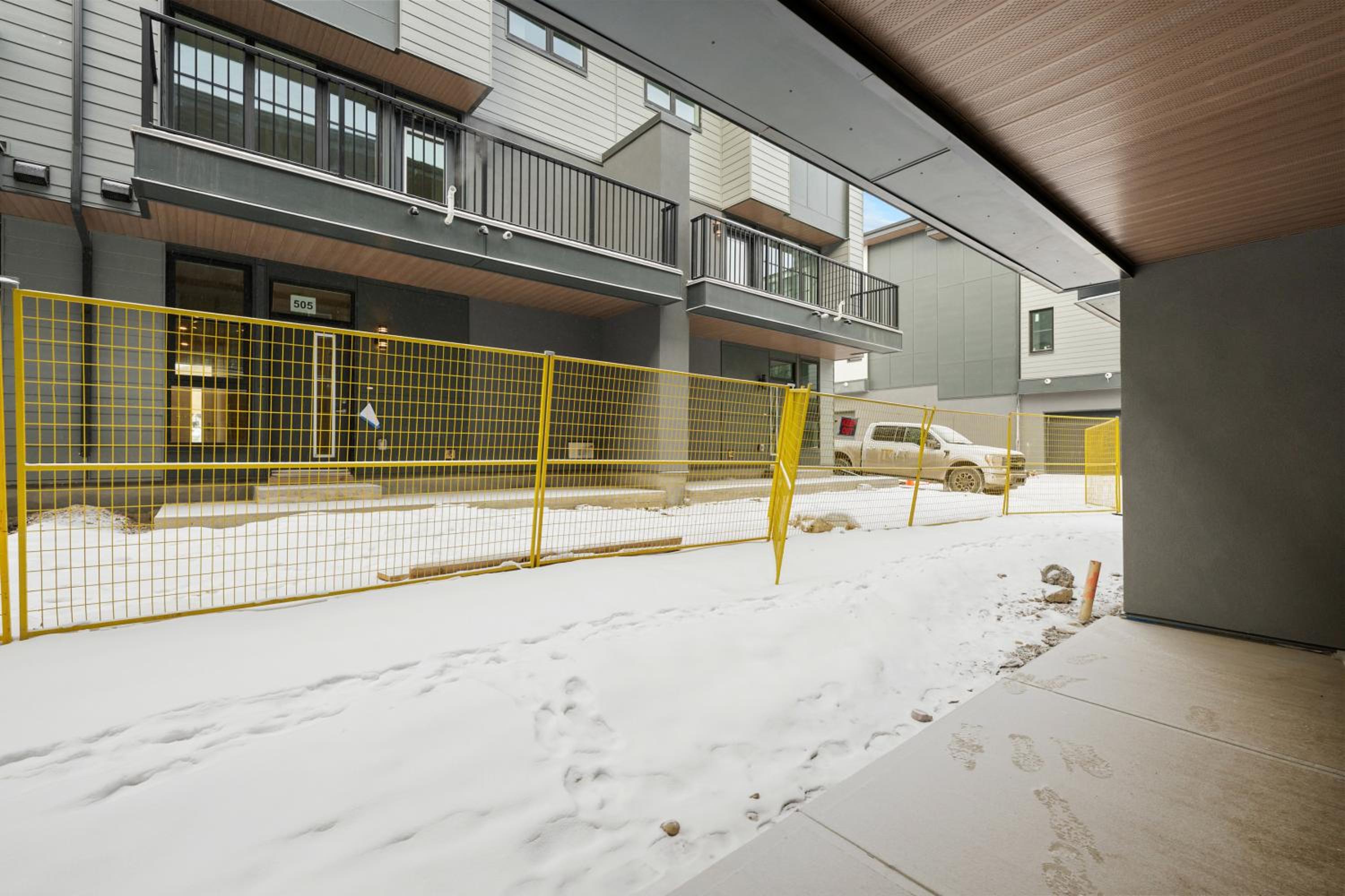 Luxury 3 Bedrooms Spacious Townhome, 2 Car Garage, Sleeps 8, Heater & AC, King Bed, Easy Ski Access, Next to WinSport, 10km from Calgary Downtown, Near Ban