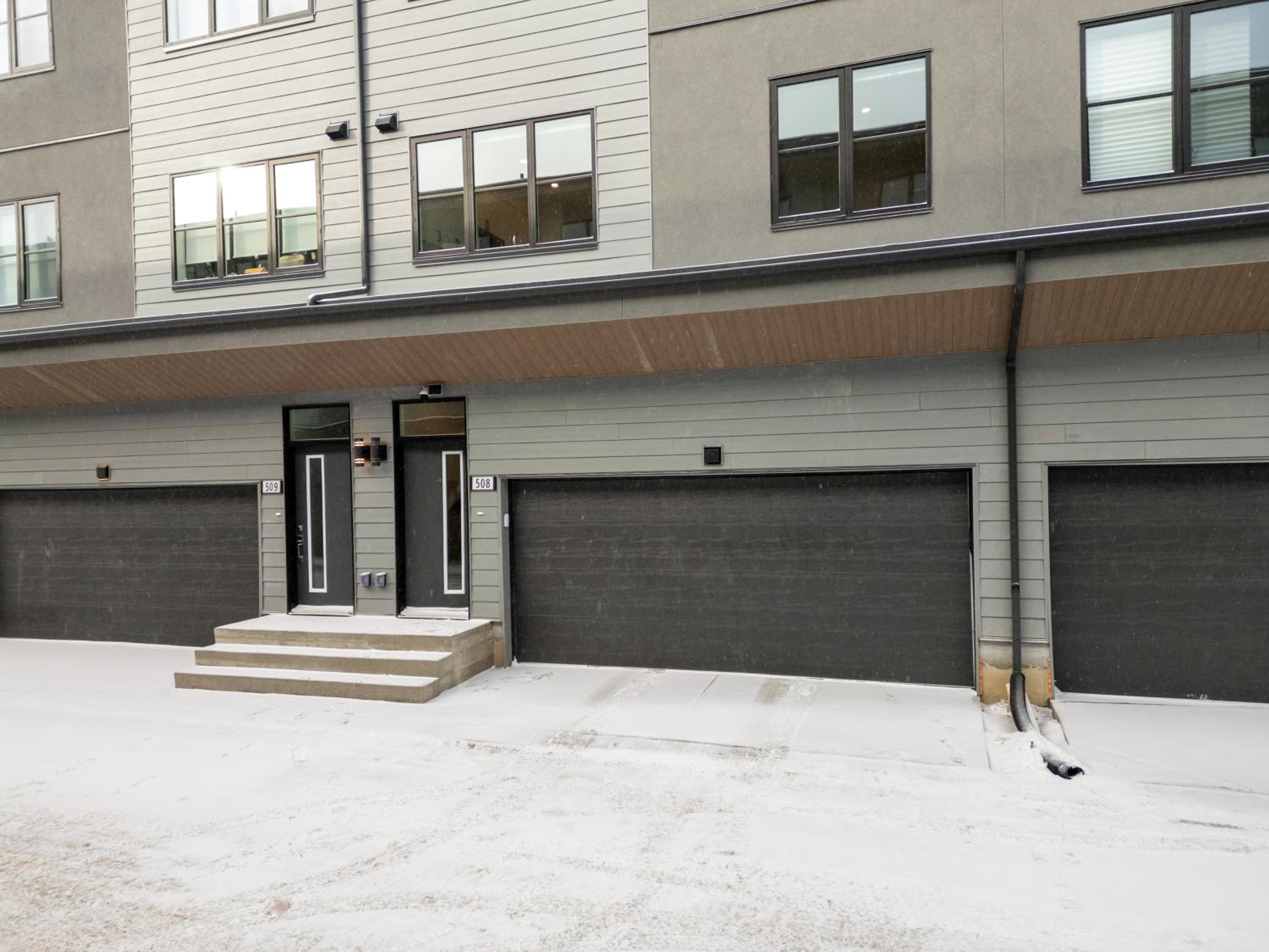 Luxury 3 Bedrooms Spacious Townhome, 2 Car Garage, Sleeps 8, Heater & AC, King Bed, Easy Ski Access, Next to WinSport, 10km from Calgary Downtown, Near Ban
