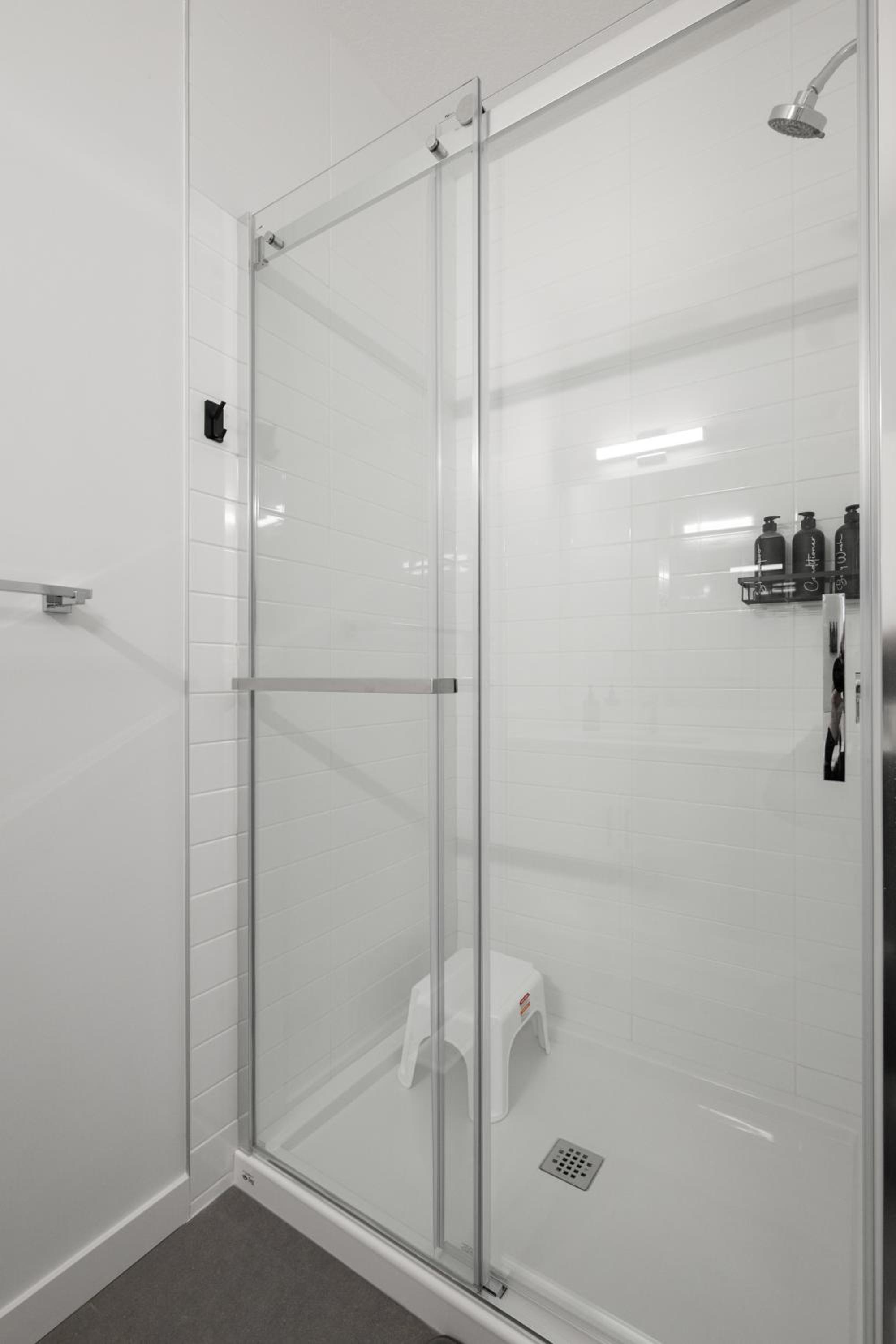 Luxury 3 Bedrooms Spacious Townhome, 2 Car Garage, Sleeps 8, Heater & AC, King Bed, Easy Ski Access, Next to WinSport, 10km from Calgary Downtown, Near Ban