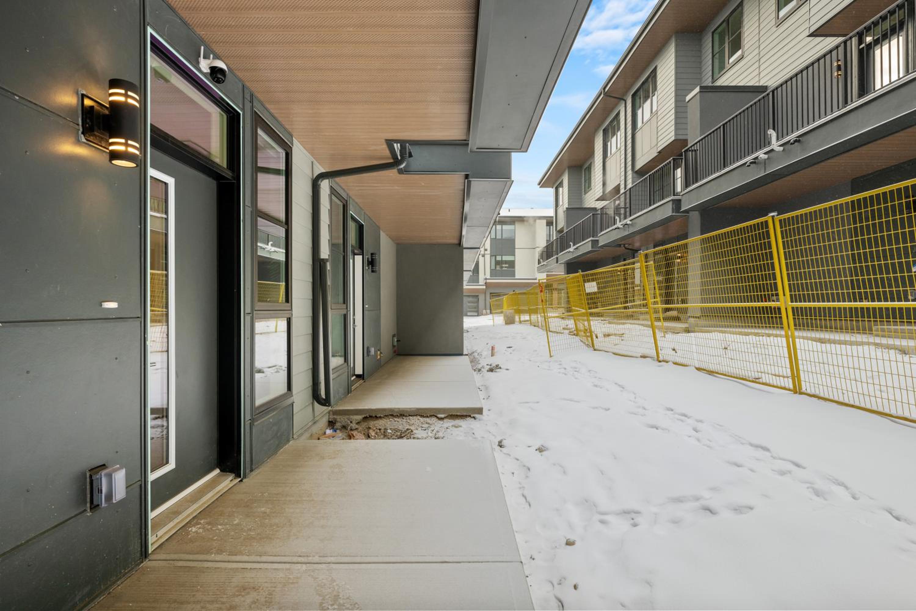 Luxury 3 Bedrooms Spacious Townhome, 2 Car Garage, Sleeps 8, Heater & AC, King Bed, Easy Ski Access, Next to WinSport, 10km from Calgary Downtown, Near Ban
