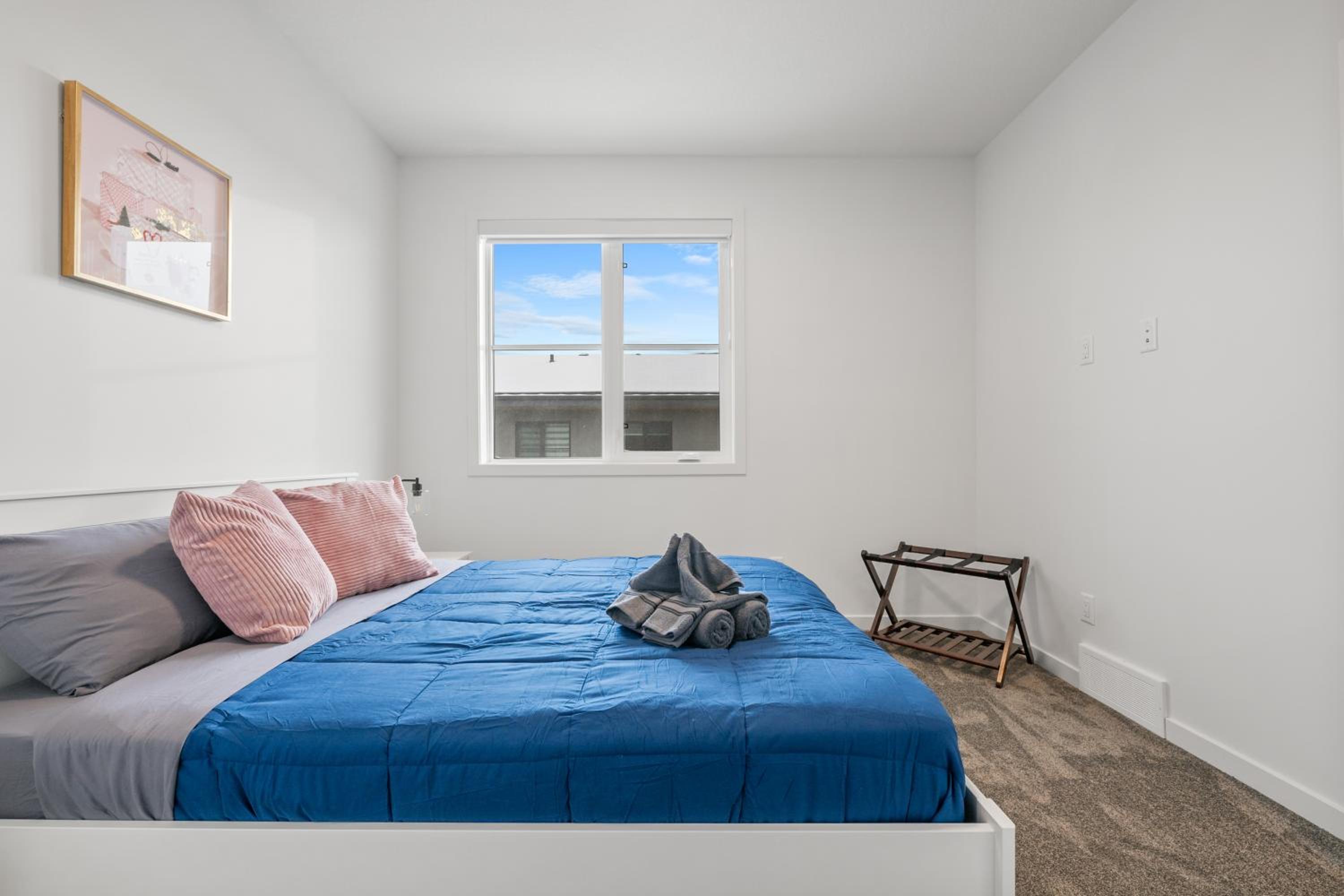 Luxury 3 Bedrooms Spacious Townhome, 2 Car Garage, Sleeps 8, Heater & AC, King Bed, Easy Ski Access, Next to WinSport, 10km from Calgary Downtown, Near Ban