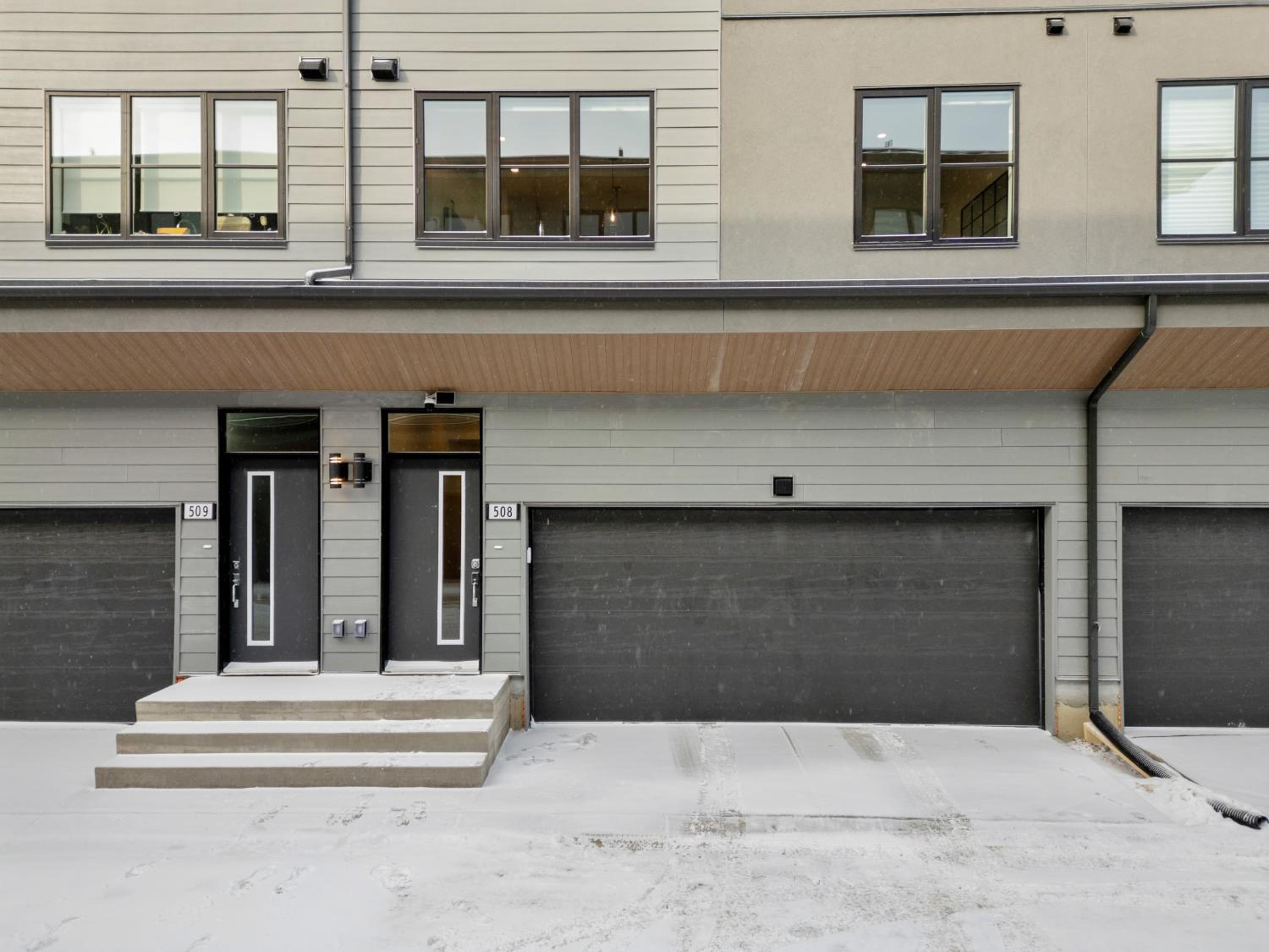 Luxury 3 Bedrooms Spacious Townhome, 2 Car Garage, Sleeps 8, Heater & AC, King Bed, Easy Ski Access, Next to WinSport, 10km from Calgary Downtown, Near Ban