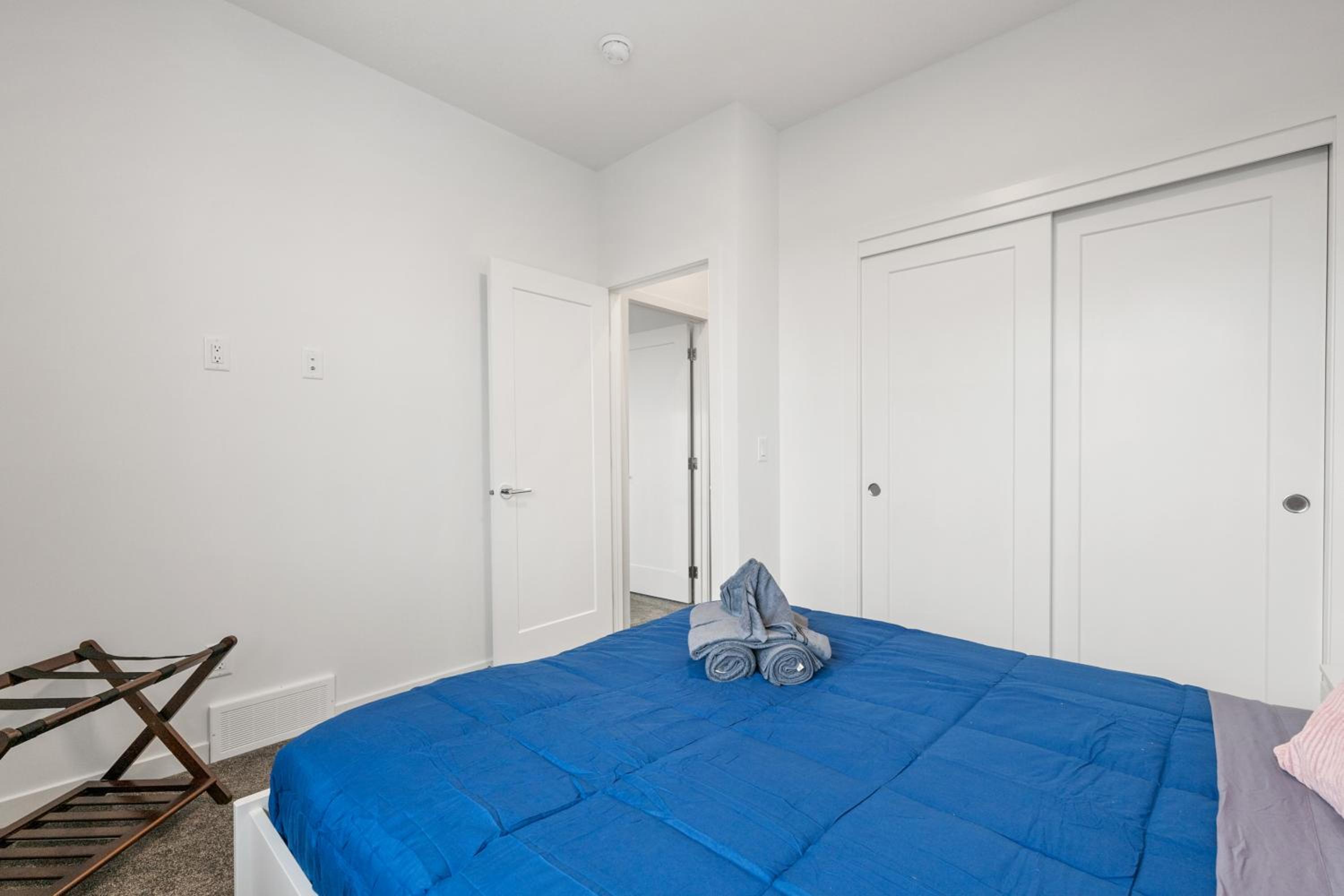 Luxury 3 Bedrooms Spacious Townhome, 2 Car Garage, Sleeps 8, Heater & AC, King Bed, Easy Ski Access, Next to WinSport, 10km from Calgary Downtown, Near Ban