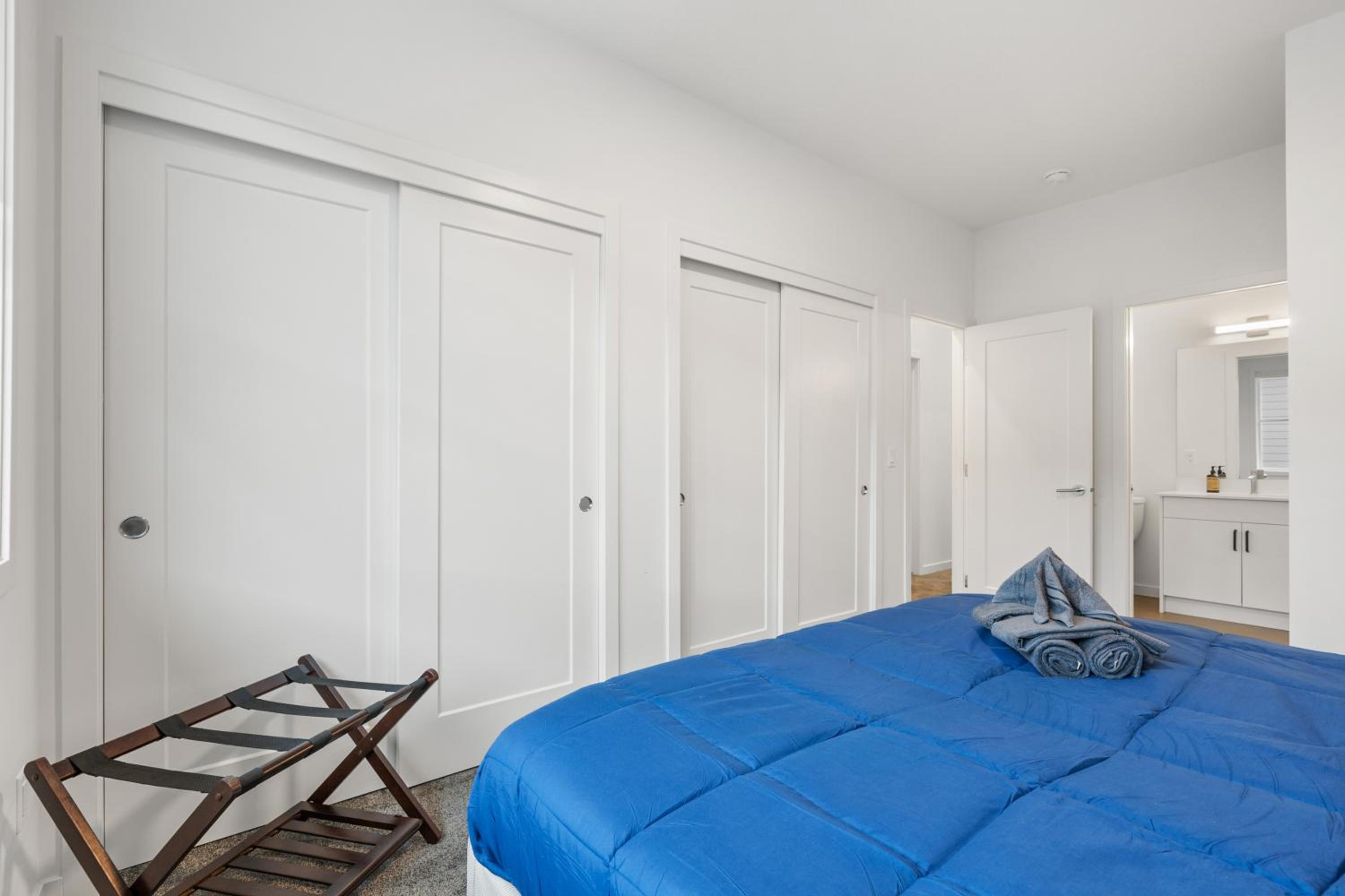 Luxury 3 Bedrooms Spacious Townhome, 2 Car Garage, Sleeps 8, Heater & AC, King Bed, Easy Ski Access, Next to WinSport, 10km from Calgary Downtown, Near Ban