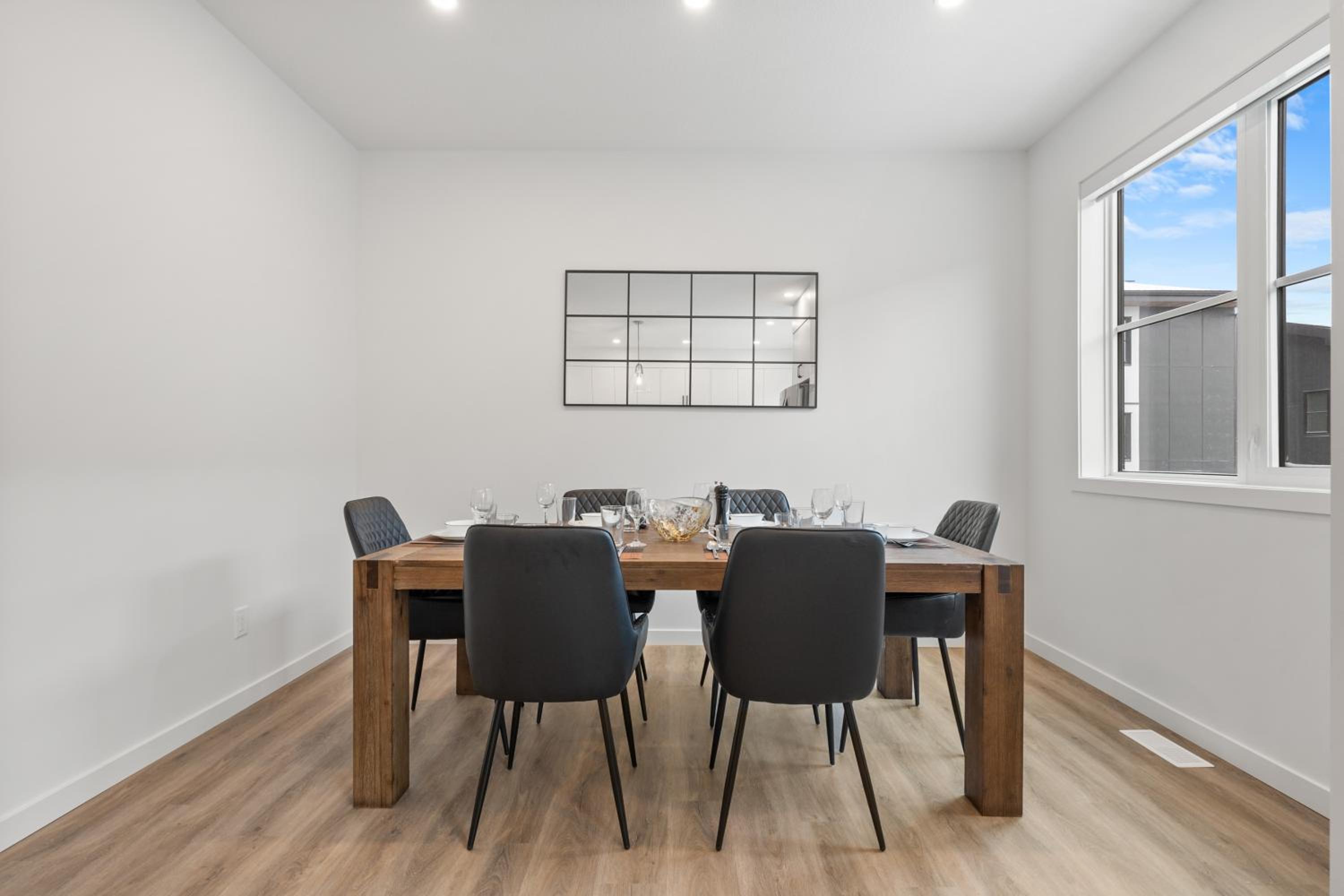 Luxury 3 Bedrooms Spacious Townhome, 2 Car Garage, Sleeps 8, Heater & AC, King Bed, Easy Ski Access, Next to WinSport, 10km from Calgary Downtown, Near Ban