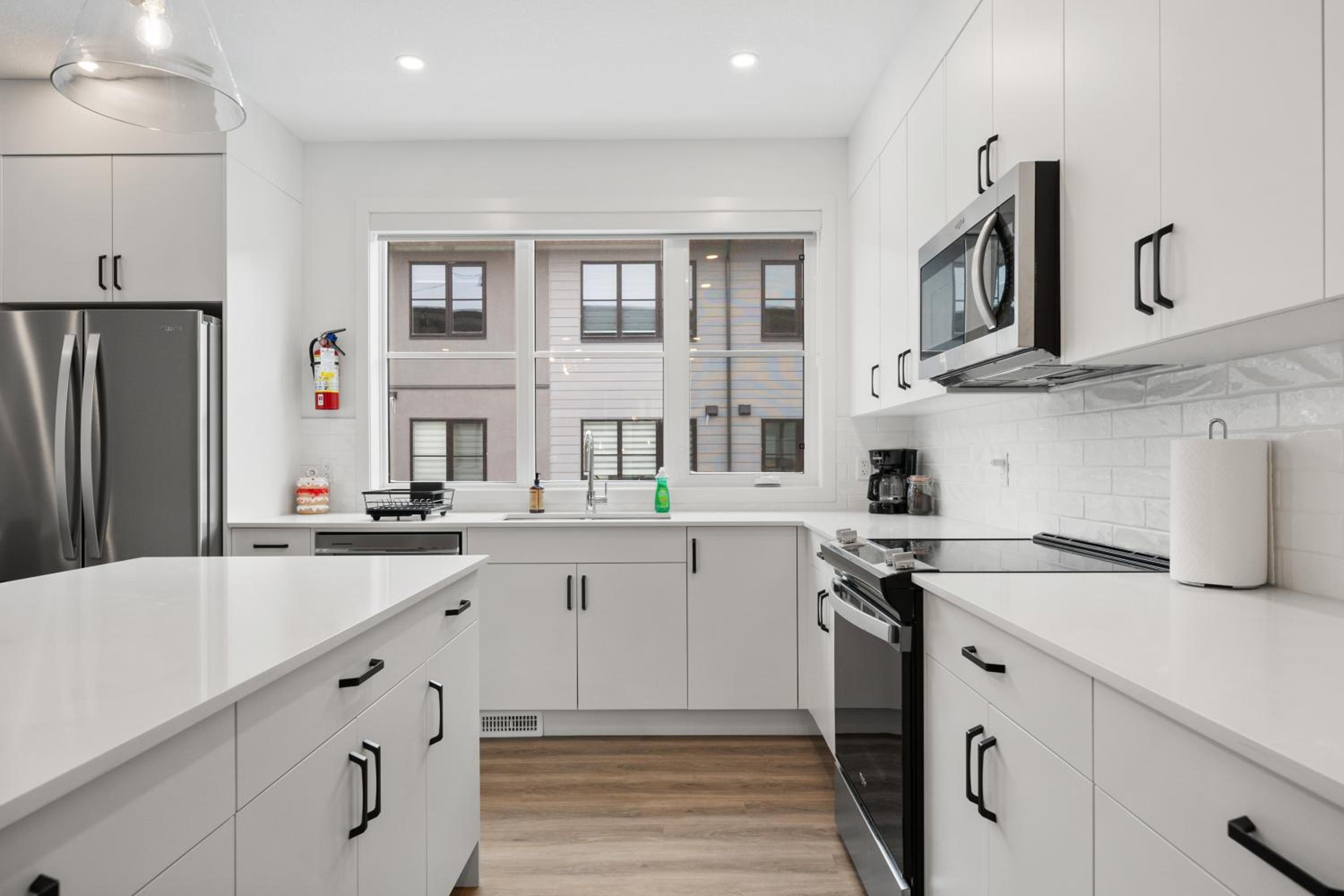 Luxury 3 Bedrooms Spacious Townhome, 2 Car Garage, Sleeps 8, Heater & AC, King Bed, Easy Ski Access, Next to WinSport, 10km from Calgary Downtown, Near Ban