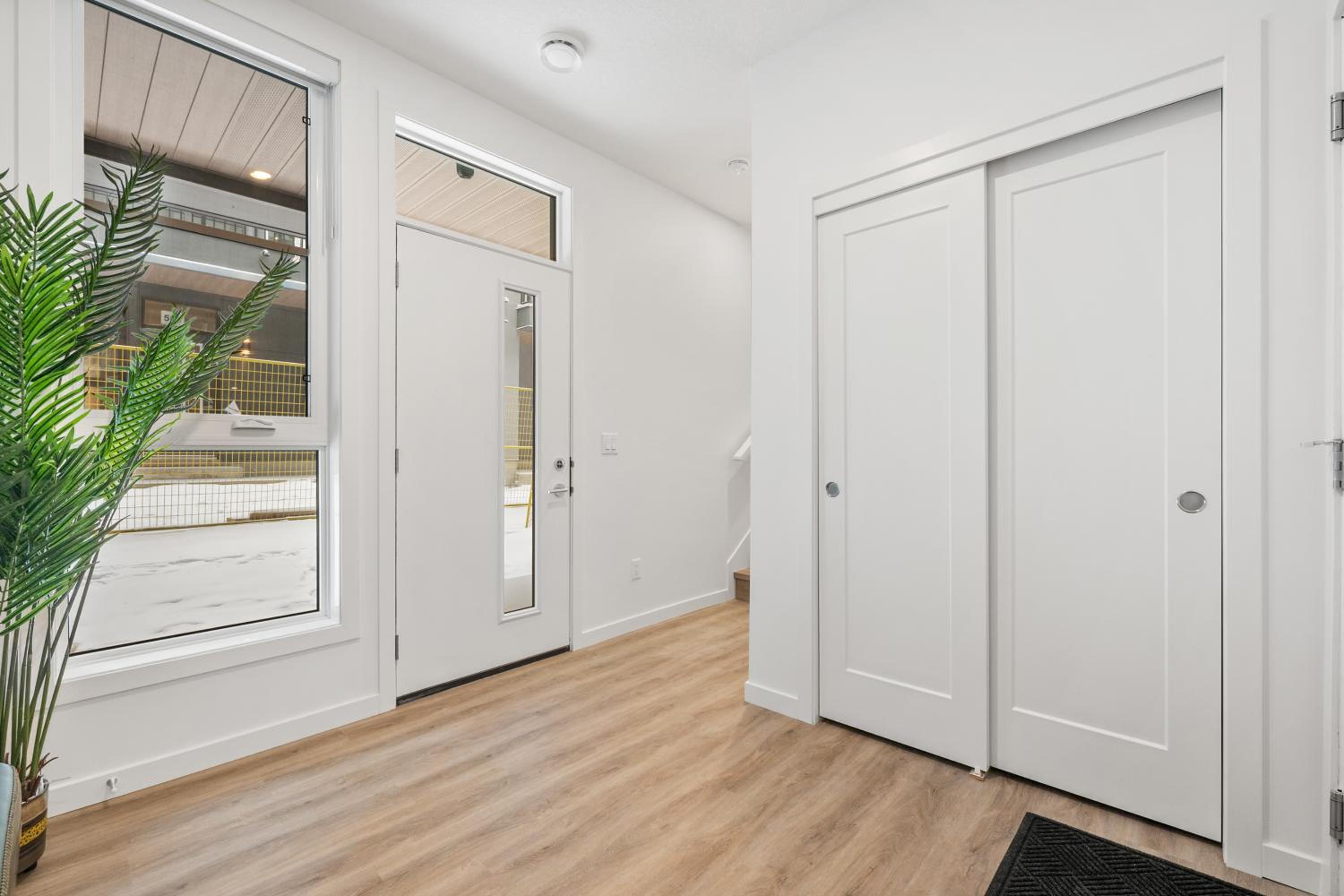 Luxury 3 Bedrooms Spacious Townhome, 2 Car Garage, Sleeps 8, Heater & AC, King Bed, Easy Ski Access, Next to WinSport, 10km from Calgary Downtown, Near Ban