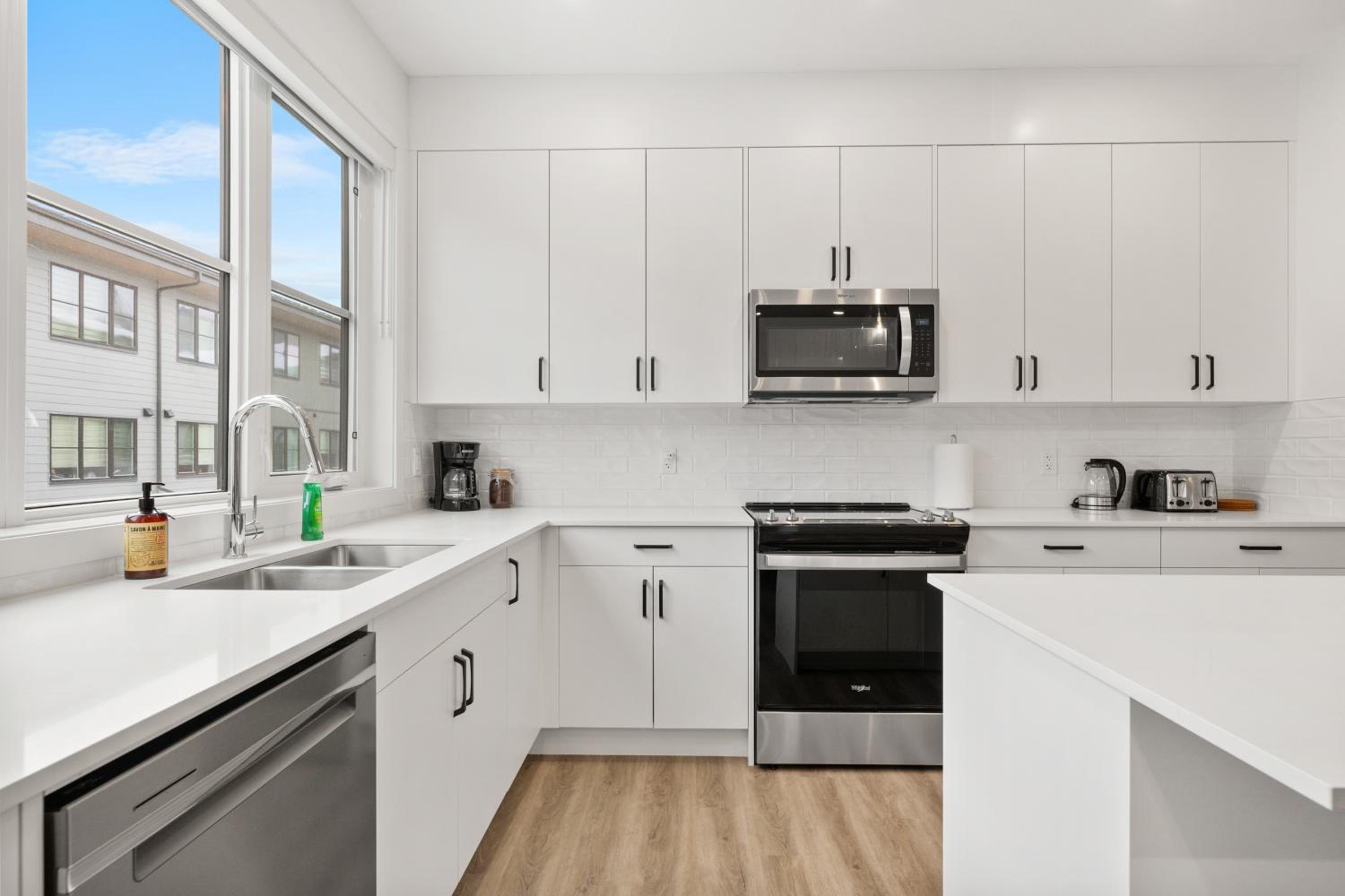 Luxury 3 Bedrooms Spacious Townhome, 2 Car Garage, Sleeps 8, Heater & AC, King Bed, Easy Ski Access, Next to WinSport, 10km from Calgary Downtown, Near Ban