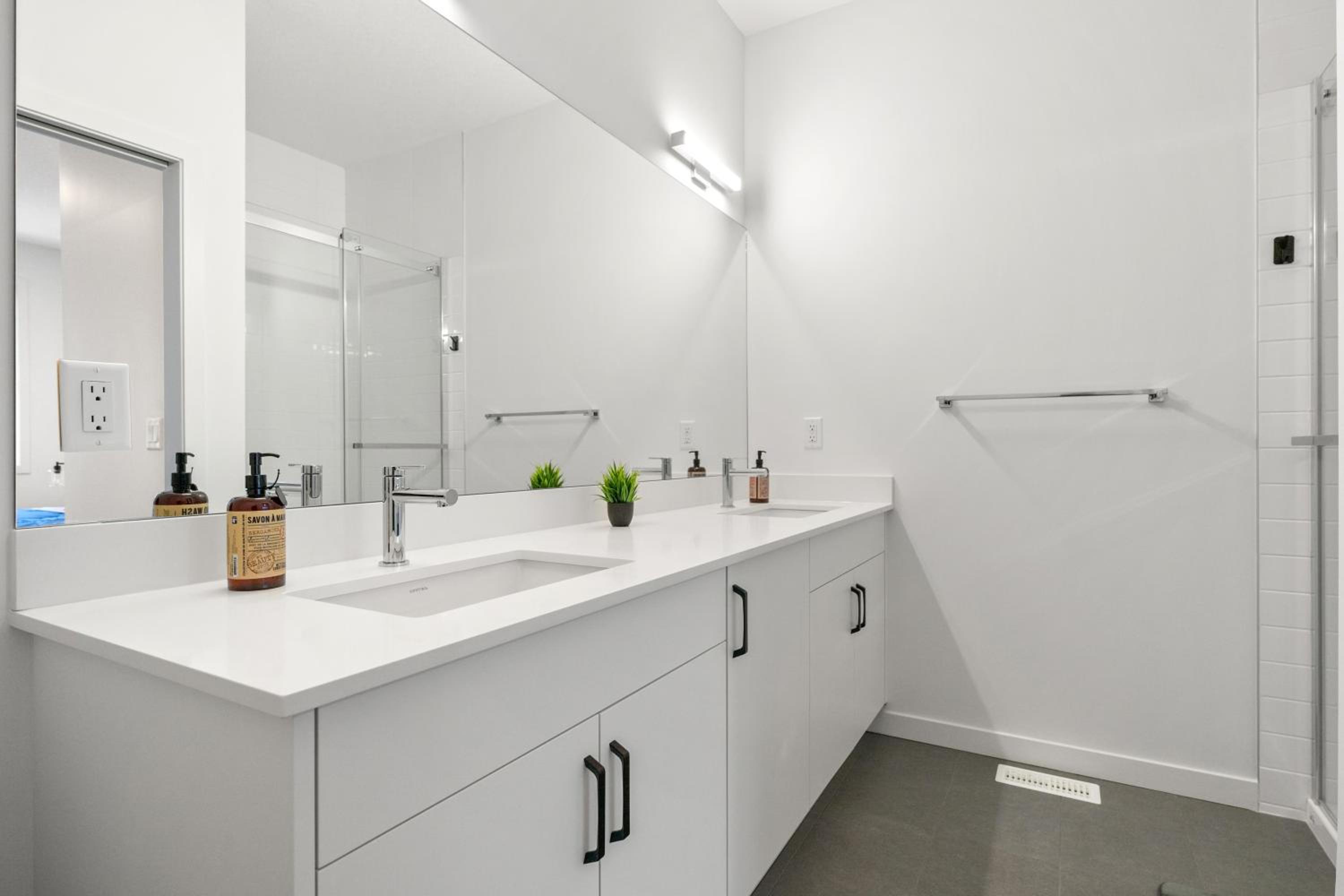 Luxury 3 Bedrooms Spacious Townhome, 2 Car Garage, Sleeps 8, Heater & AC, King Bed, Easy Ski Access, Next to WinSport, 10km from Calgary Downtown, Near Ban