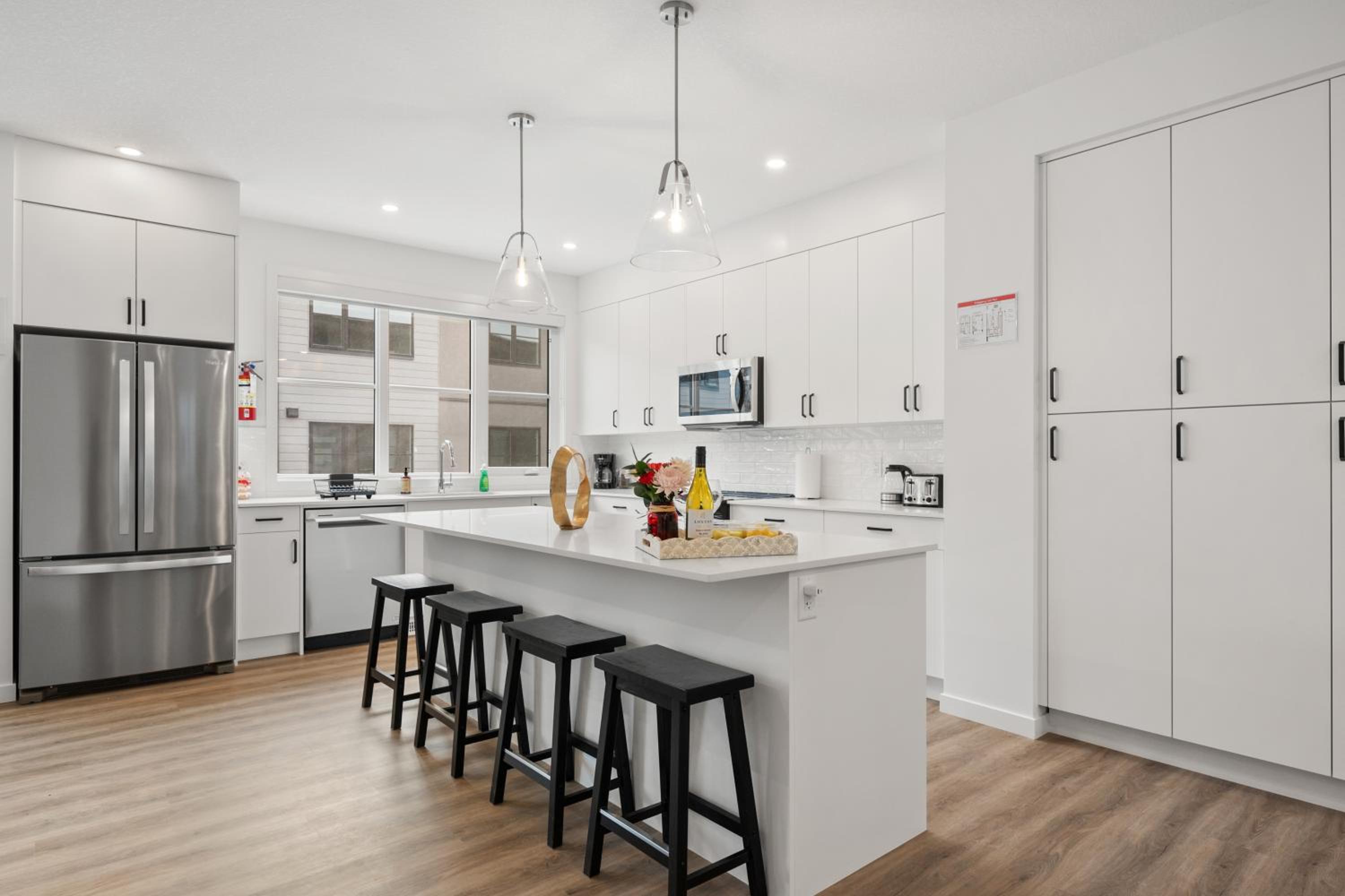 Luxury 3 Bedrooms Spacious Townhome, 2 Car Garage, Sleeps 8, Heater & AC, King Bed, Easy Ski Access, Next to WinSport, 10km from Calgary Downtown, Near Ban
