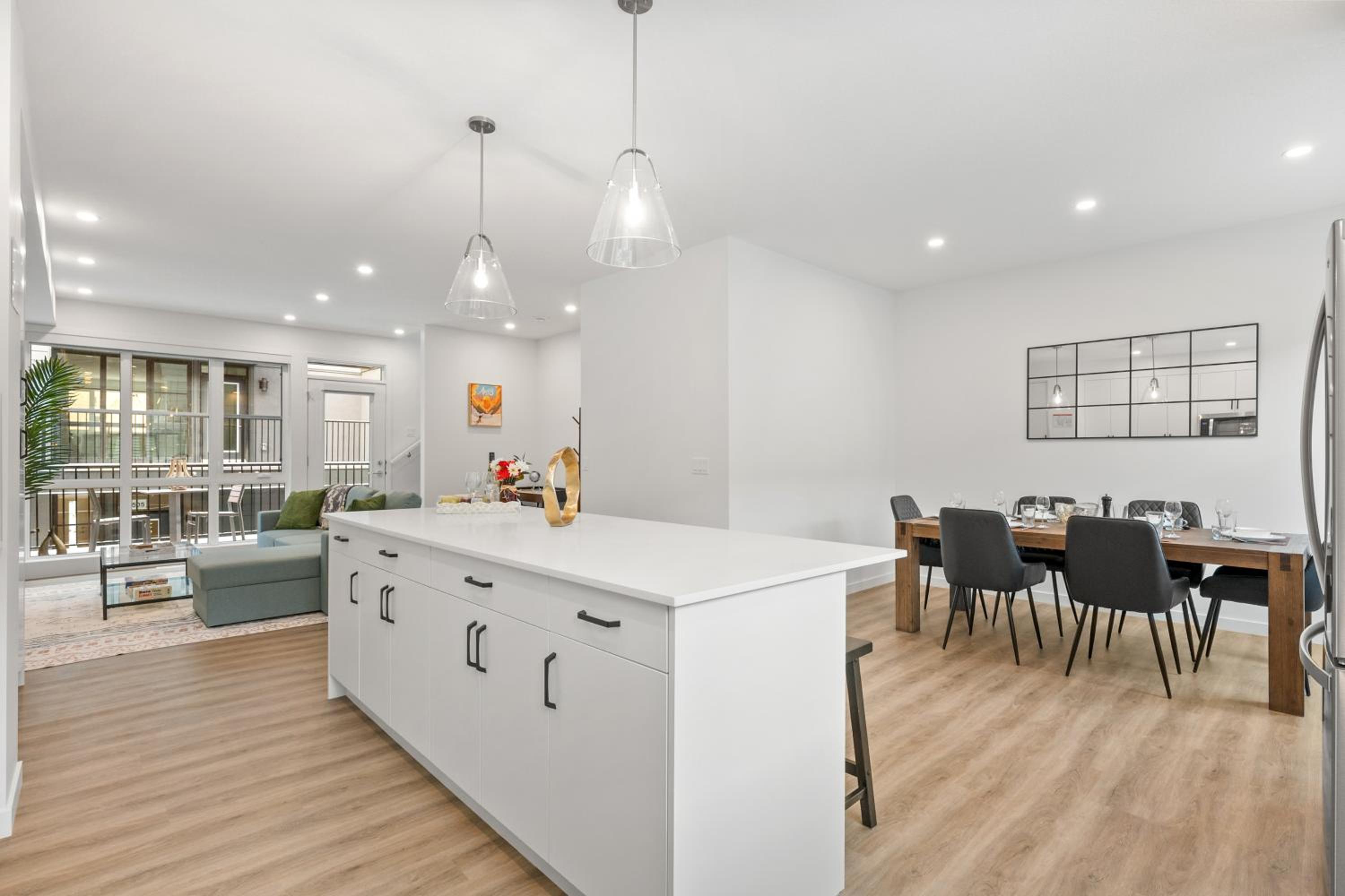 Luxury 3 Bedrooms Spacious Townhome, 2 Car Garage, Sleeps 8, Heater & AC, King Bed, Easy Ski Access, Next to WinSport, 10km from Calgary Downtown, Near Ban