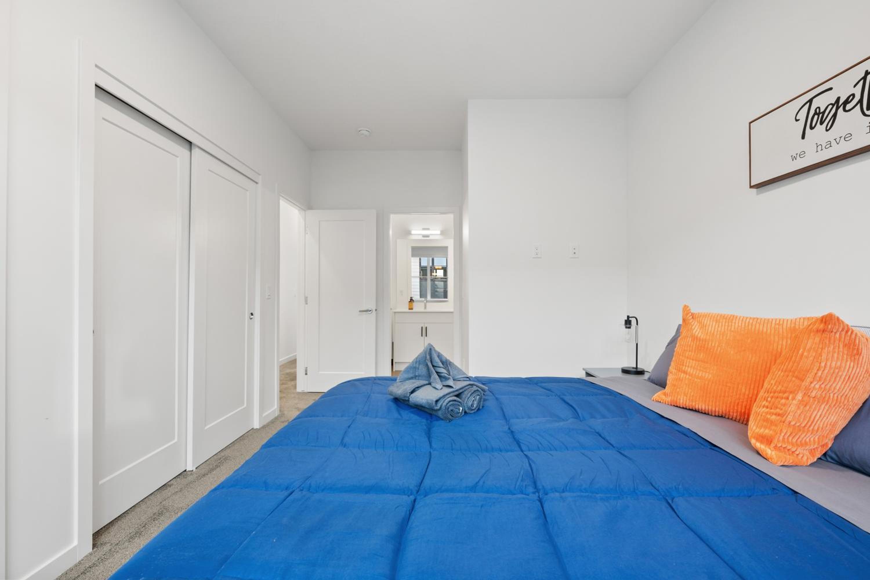 Luxury 3 Bedrooms Spacious Townhome, 2 Car Garage, Sleeps 8, Heater & AC, King Bed, Easy Ski Access, Next to WinSport, 10km from Calgary Downtown, Near Ban