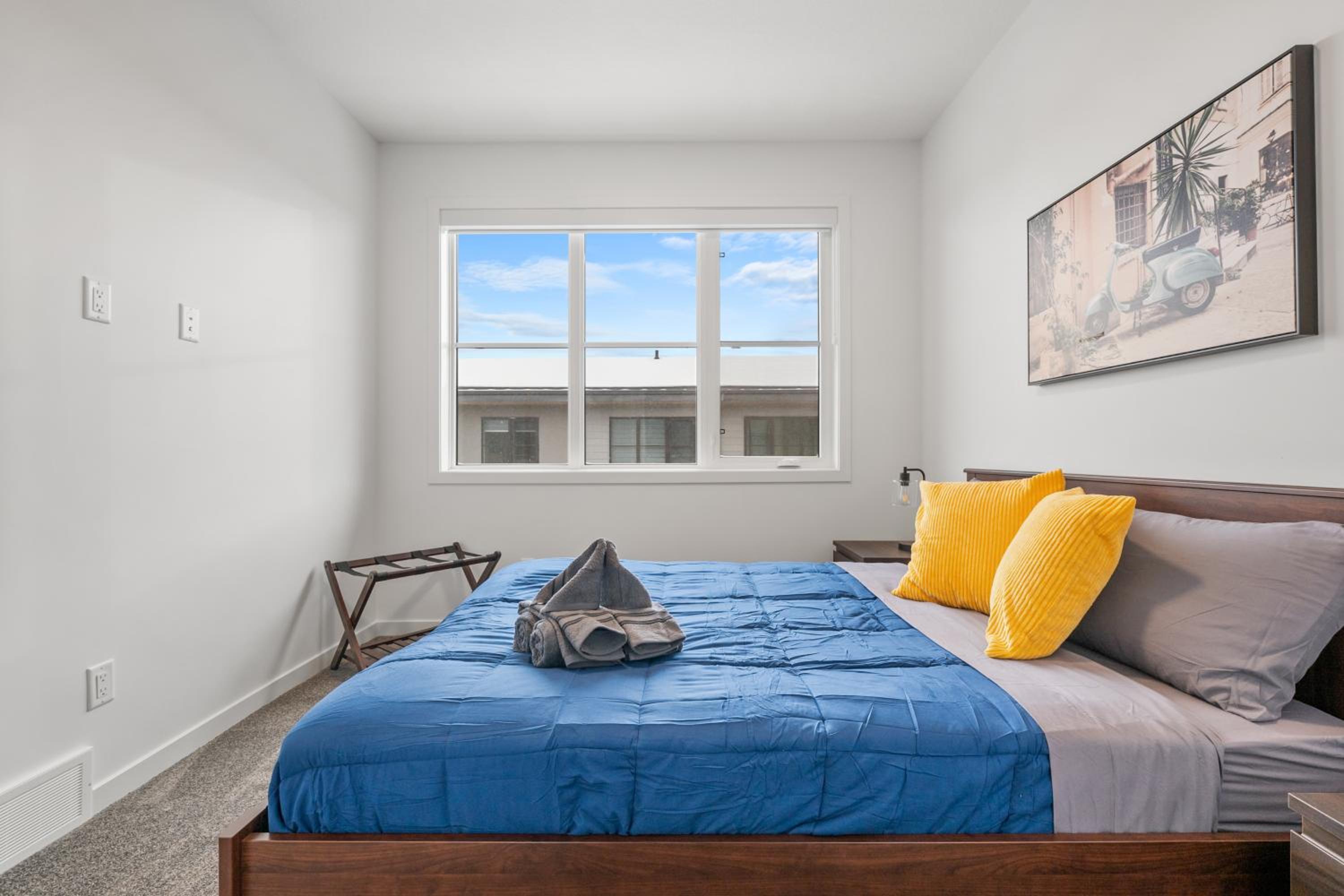 Luxury 3 Bedrooms Spacious Townhome, 2 Car Garage, Sleeps 8, Heater & AC, King Bed, Easy Ski Access, Next to WinSport, 10km from Calgary Downtown, Near Ban