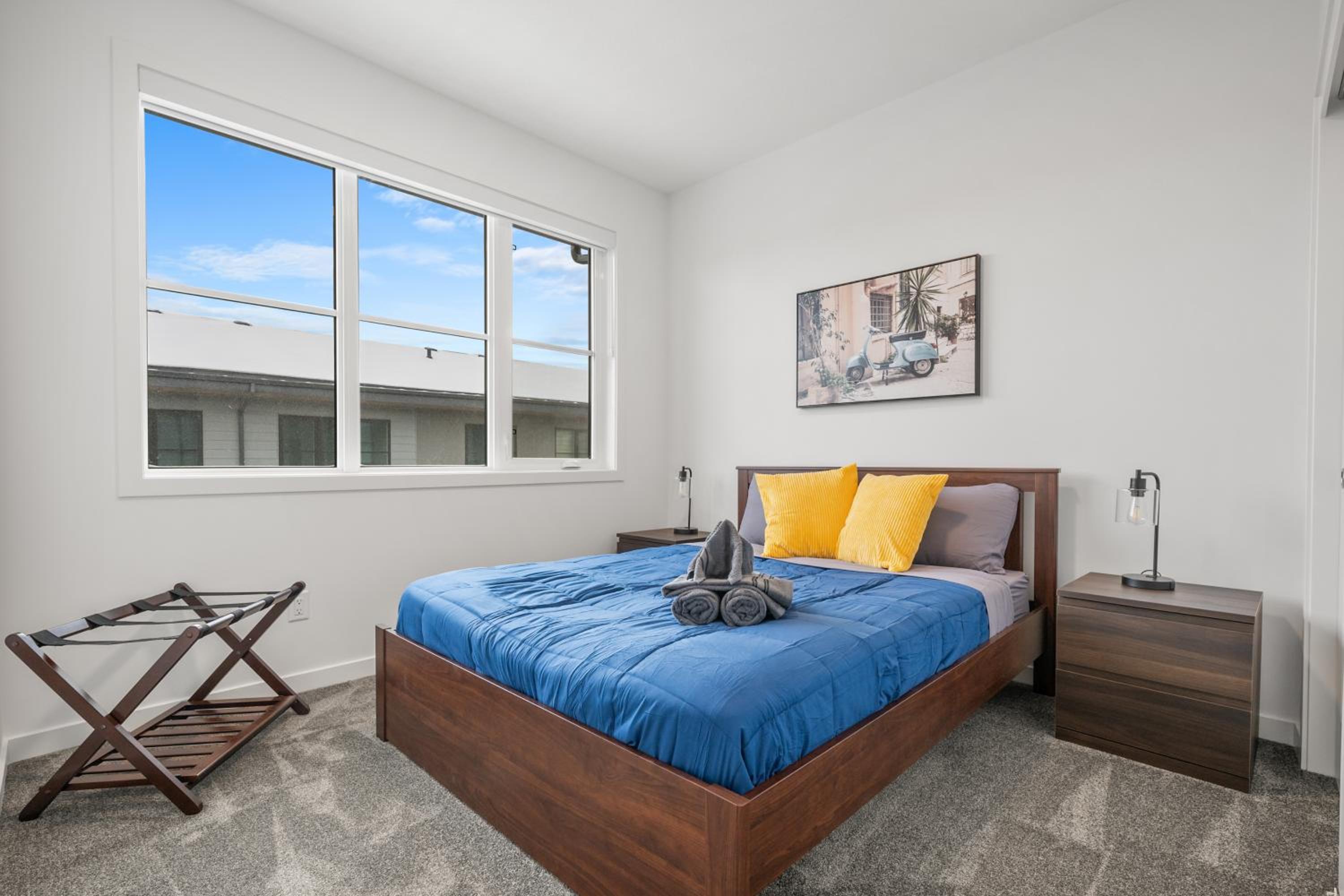 Luxury 3 Bedrooms Spacious Townhome, 2 Car Garage, Sleeps 8, Heater & AC, King Bed, Easy Ski Access, Next to WinSport, 10km from Calgary Downtown, Near Ban