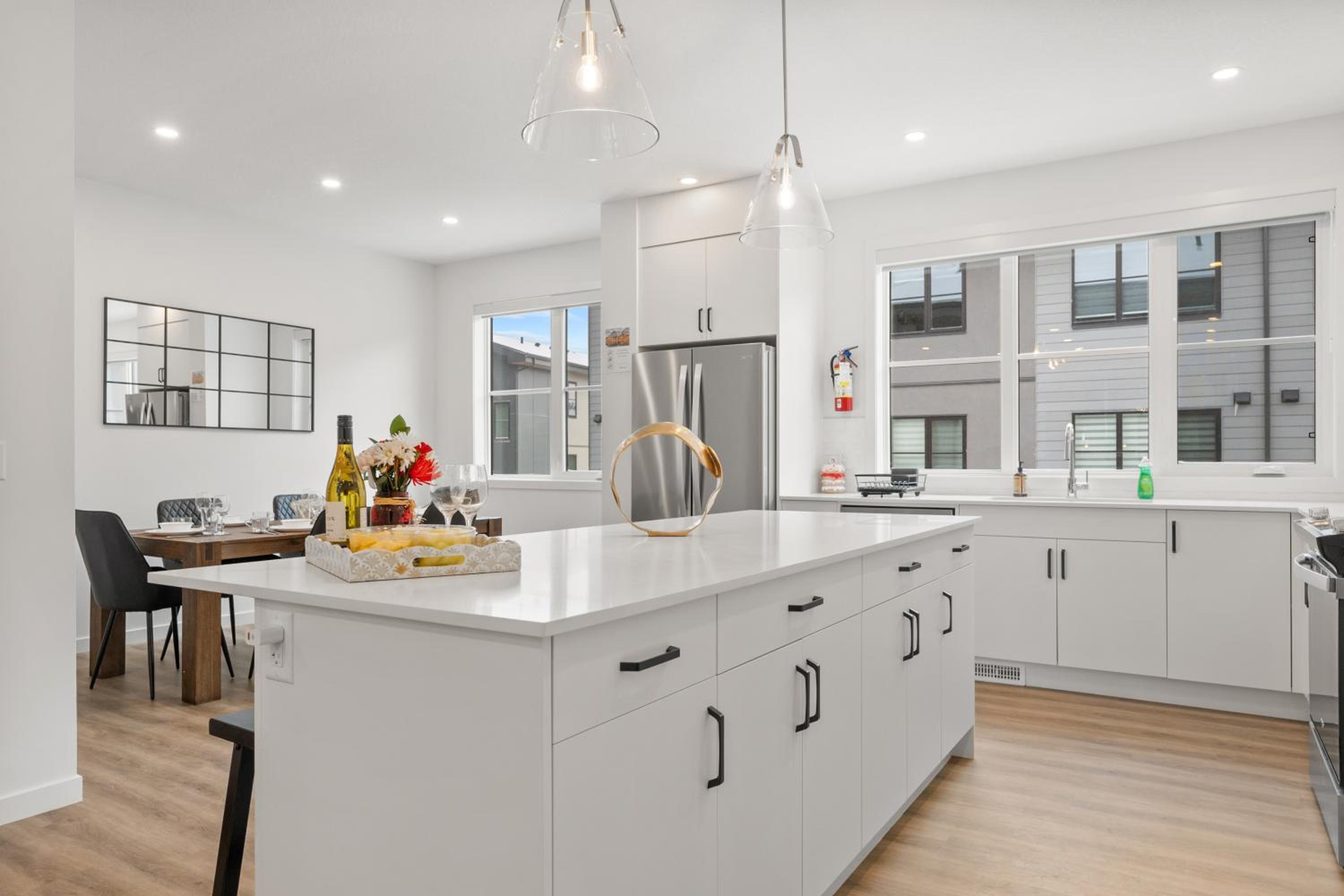 Luxury 3 Bedrooms Spacious Townhome, 2 Car Garage, Sleeps 8, Heater & AC, King Bed, Easy Ski Access, Next to WinSport, 10km from Calgary Downtown, Near Ban