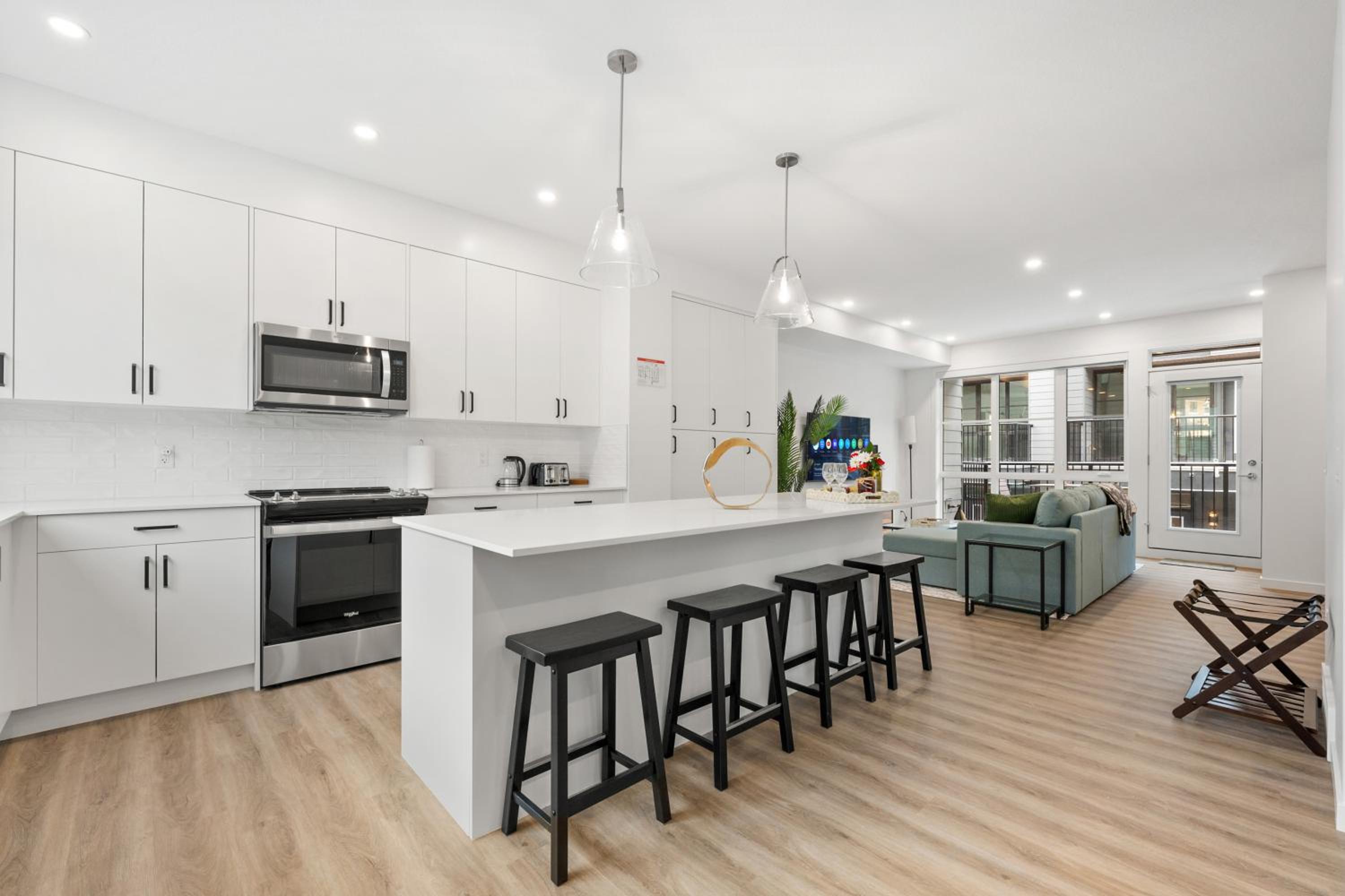 Luxury 3 Bedrooms Spacious Townhome, 2 Car Garage, Sleeps 8, Heater & AC, King Bed, Easy Ski Access, Next to WinSport, 10km from Calgary Downtown, Near Ban