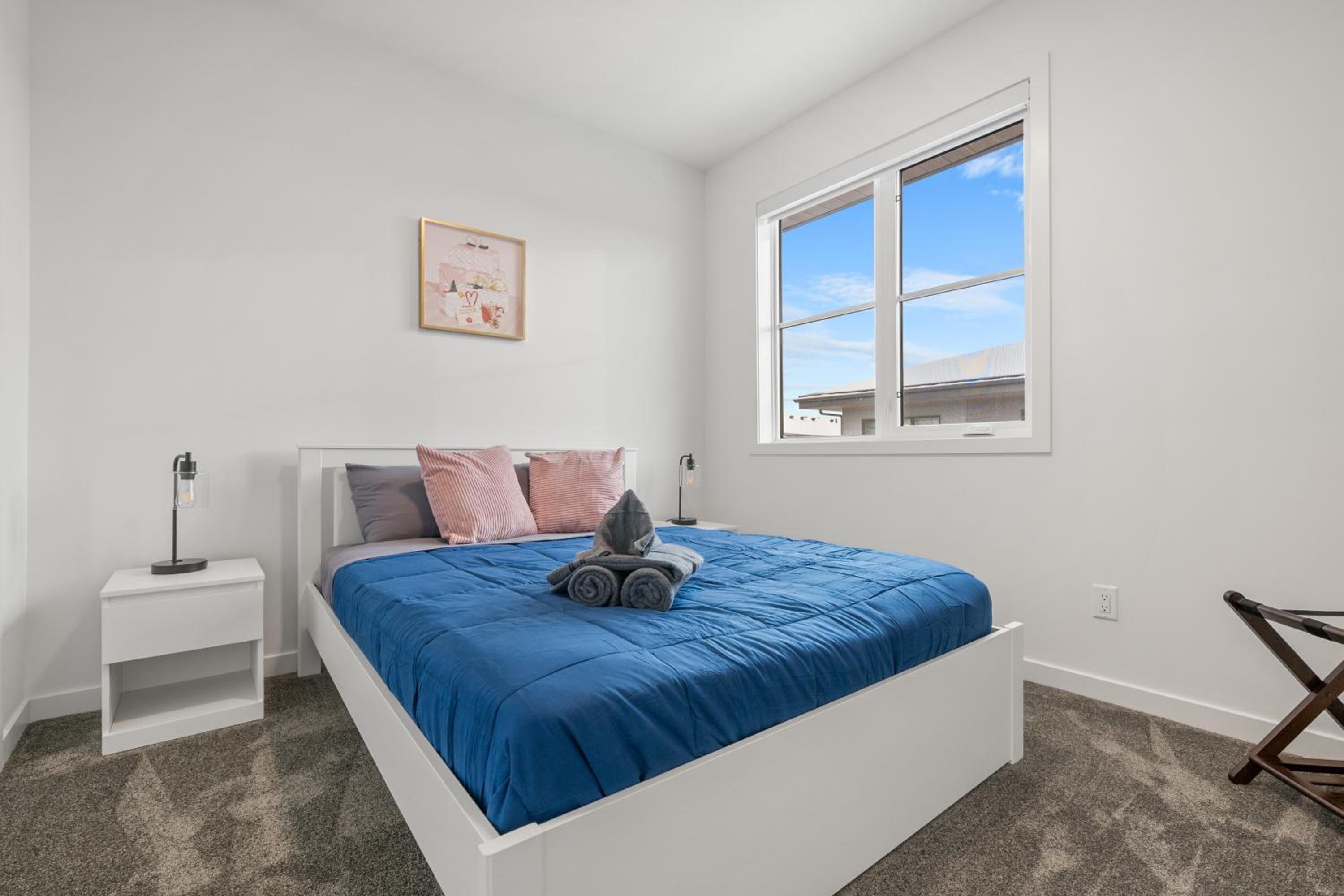 Luxury 3 Bedrooms Spacious Townhome, 2 Car Garage, Sleeps 8, Heater & AC, King Bed, Easy Ski Access, Next to WinSport, 10km from Calgary Downtown, Near Ban