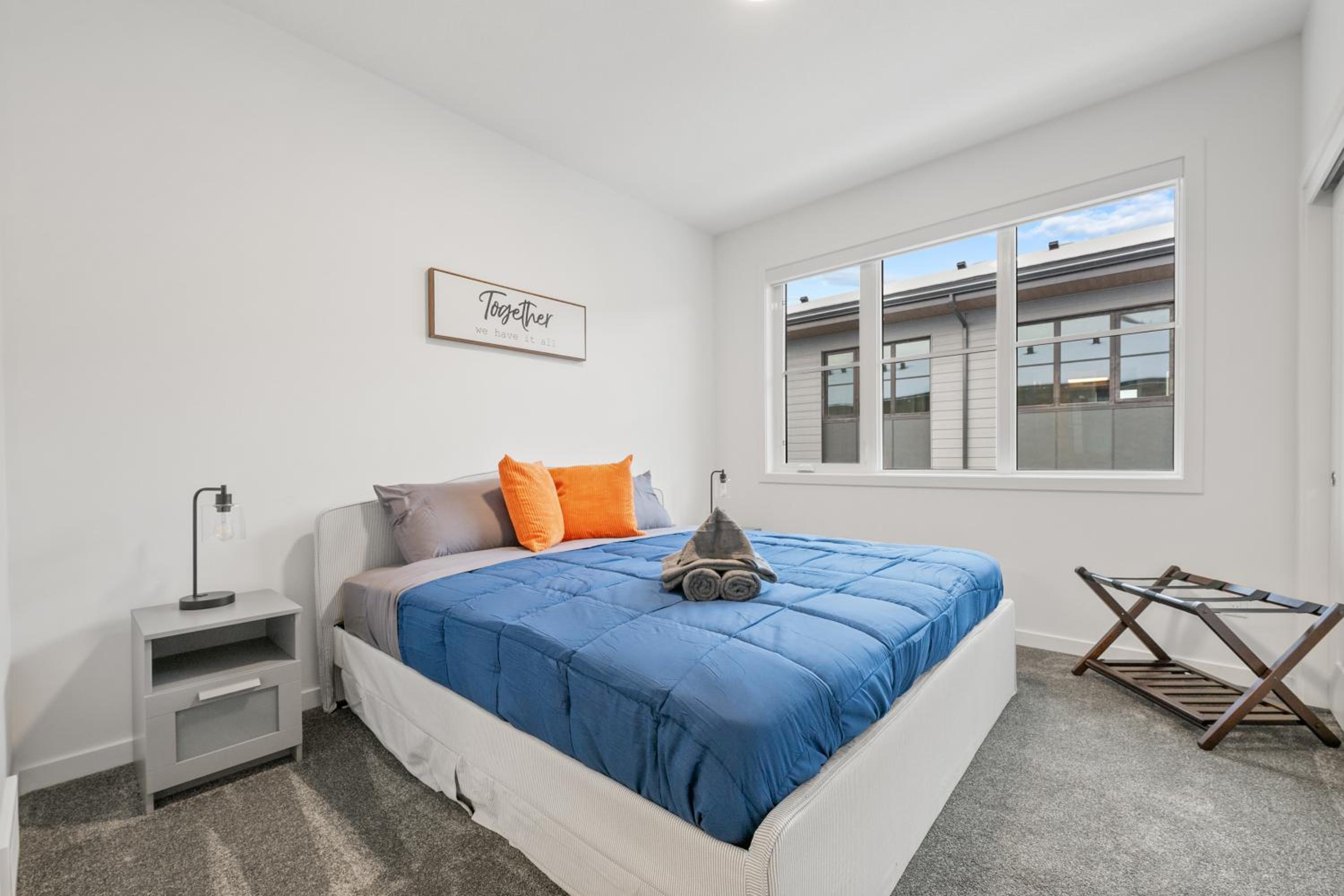 Luxury 3 Bedrooms Spacious Townhome, 2 Car Garage, Sleeps 8, Heater & AC, King Bed, Easy Ski Access, Next to WinSport, 10km from Calgary Downtown, Near Ban