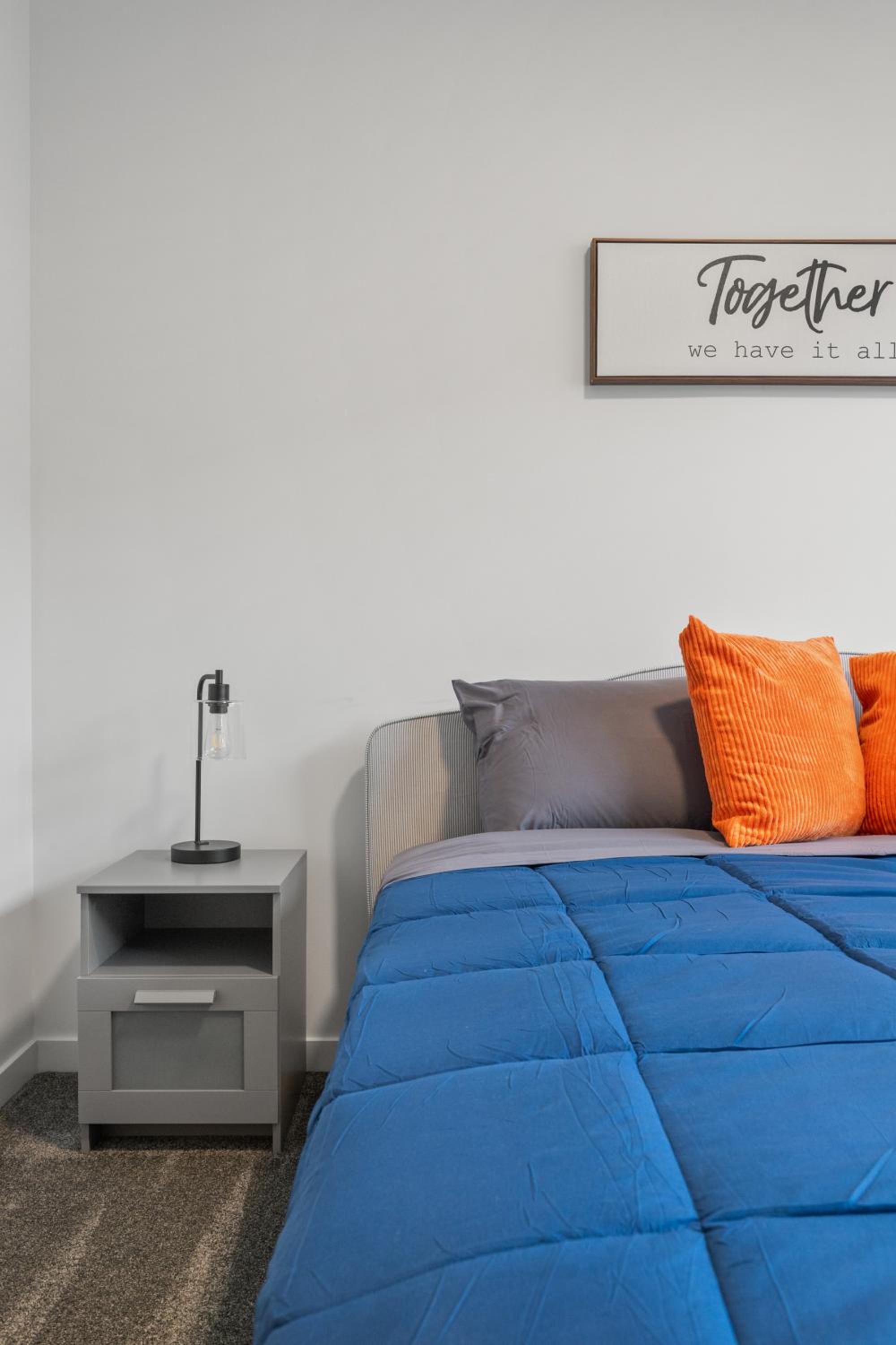 Luxury 3 Bedrooms Spacious Townhome, 2 Car Garage, Sleeps 8, Heater & AC, King Bed, Easy Ski Access, Next to WinSport, 10km from Calgary Downtown, Near Ban
