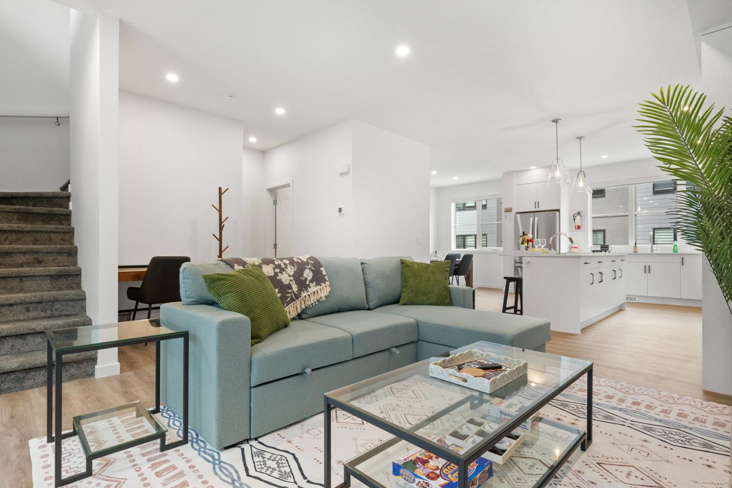 Luxury 3 Bedrooms Spacious Townhome, 2 Car Garage, Sleeps 8, Heater & AC, King Bed, Easy Ski Access, Next to WinSport, 10km from Calgary Downtown, Near Ban