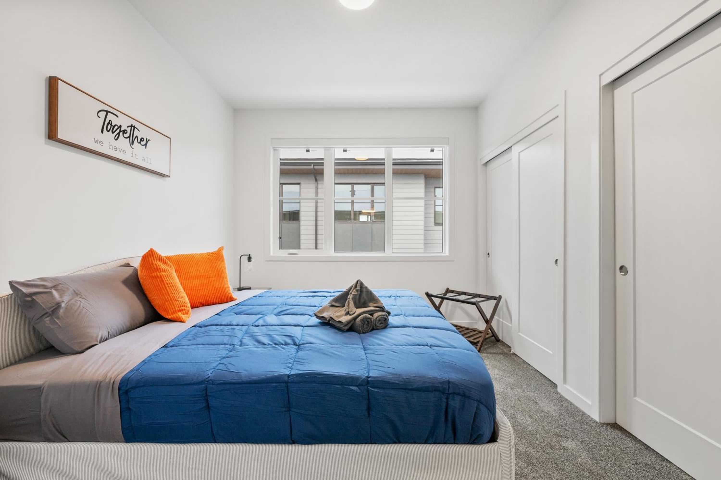 Luxury 3 Bedrooms Spacious Townhome, 2 Car Garage, Sleeps 8, Heater & AC, King Bed, Easy Ski Access, Next to WinSport, 10km from Calgary Downtown, Near Ban